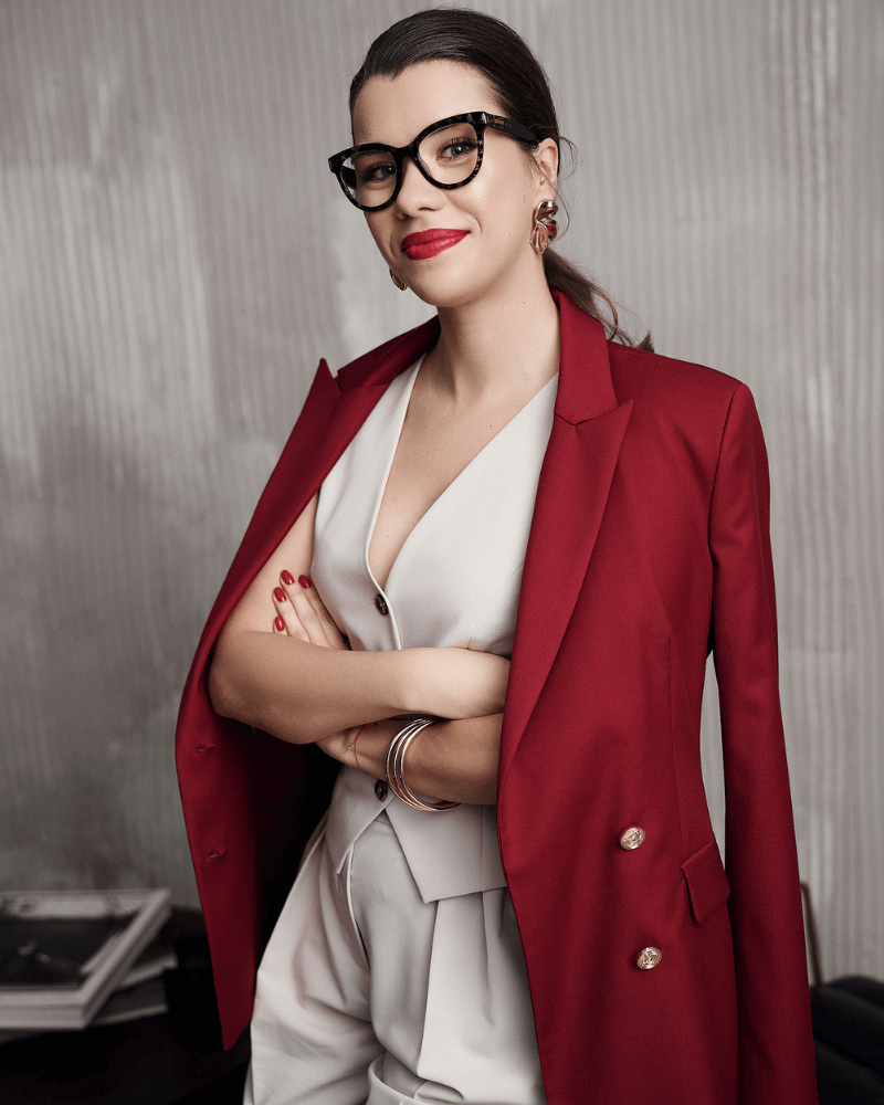 Designer ubrania od Aleksandry Markowskiej - elegancki look biznesowy, jasny komplet garniturowy z kamizelką i czerwonym akcentem w postaci oversize marynarki.