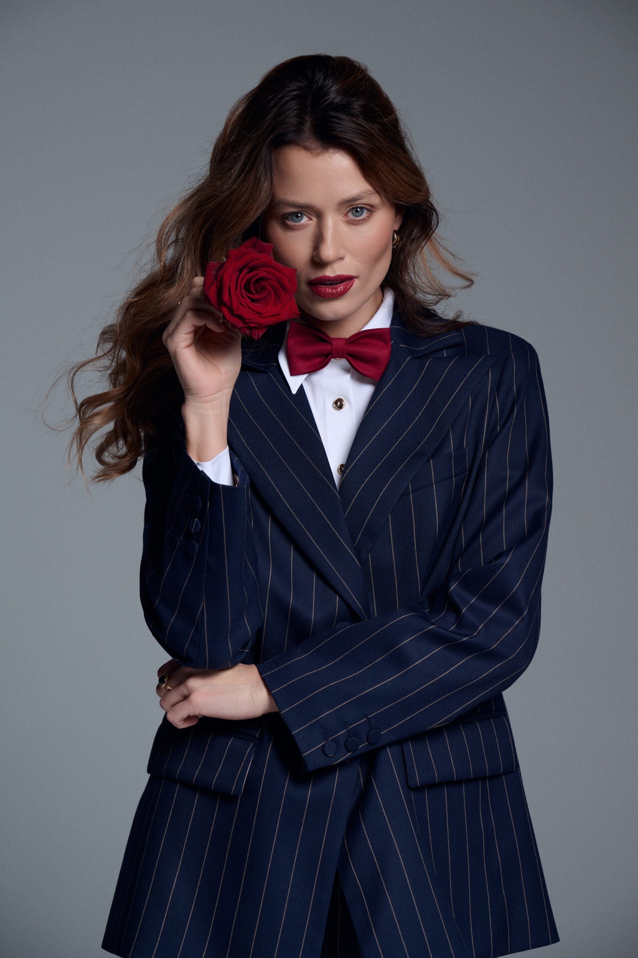 Aleksandra Markowska – kobieca stylizacja smart casual z granatową marynarką i czerwoną apaszką jako akcentem w stylu preppy.