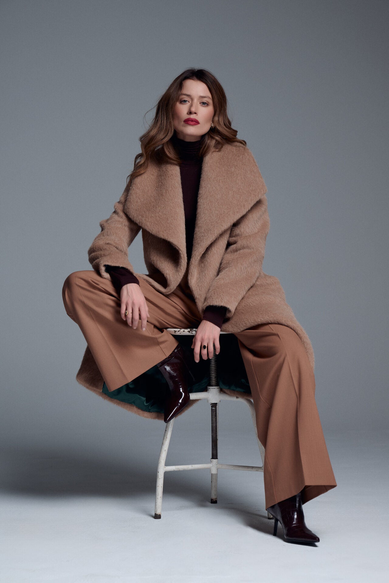 Płaszcz premium z kolekcji Aleksandry Markowskiej w stylu effortless elegance – perfekcyjny wybór na popołudniowe spotkania i zimowe dni.