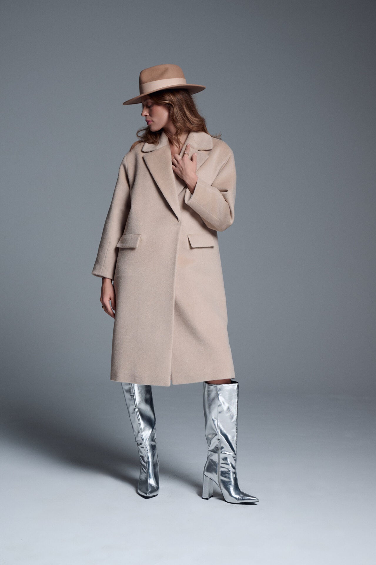 Stylizacja inspirowana estetyką retro chic i old money od Oli Markowskiej – jasny płaszcz z kolekcji premium jako baza wyrazistego jesiennego outfitu