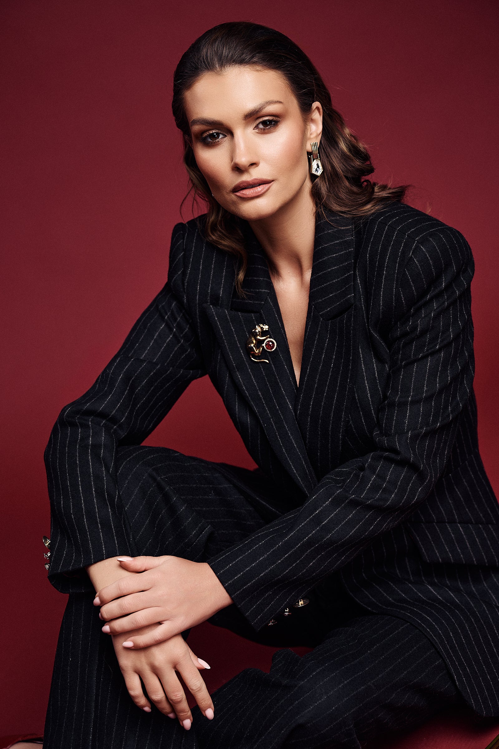 Aleksandra Markowska i czarne spodnie garniturowe w komplecie z marynarką – look w stylu business chic, doskonały do biura lub na spotkania w eleganckich lokalach.
