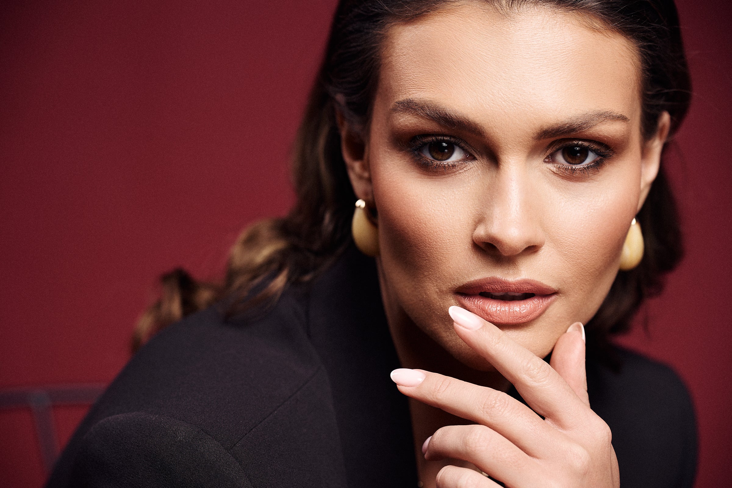 Portret modelki w czerni – stylizacja z kolekcji Aleksandry Markowskiej na sezon jesień-zima.