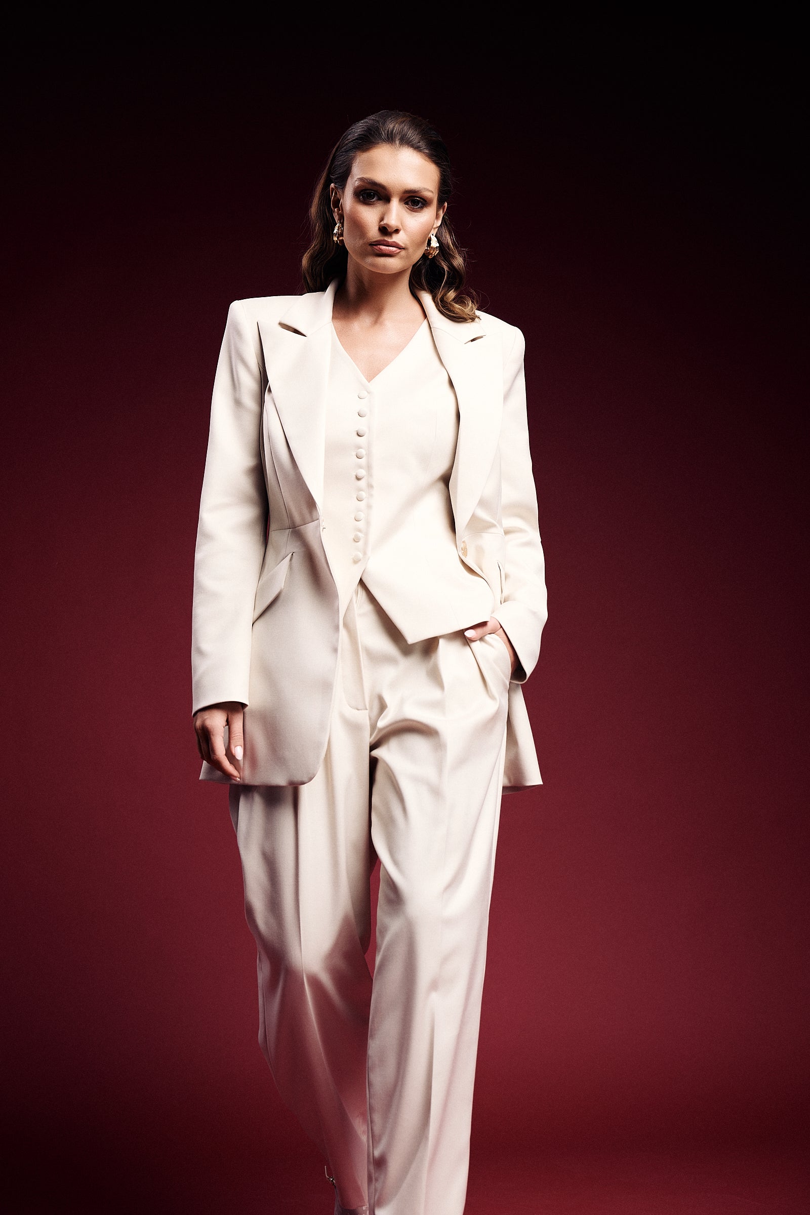 Biały total look i moda premium Aleksandry Markowskiej - zestaw garniturowy z kamizelką.