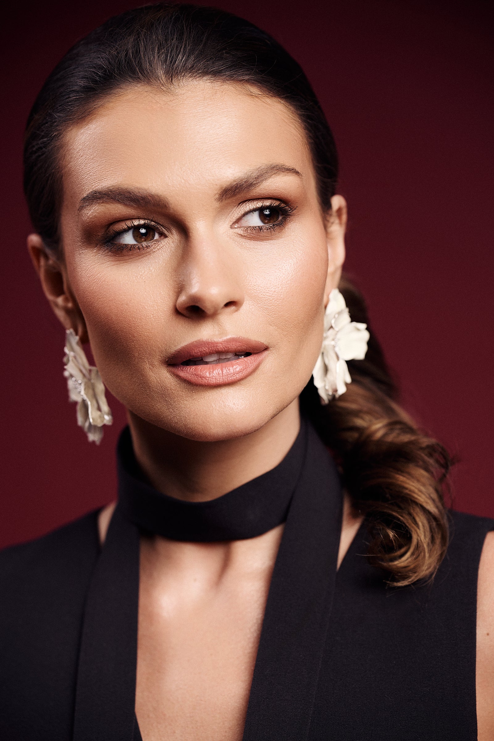 Portret kobiety w czarnej kamizelce od Aleksandry Markowskiej – elegancki look w stylu minimalistycznym, idealny na wieczór lub biznesowe spotkania.