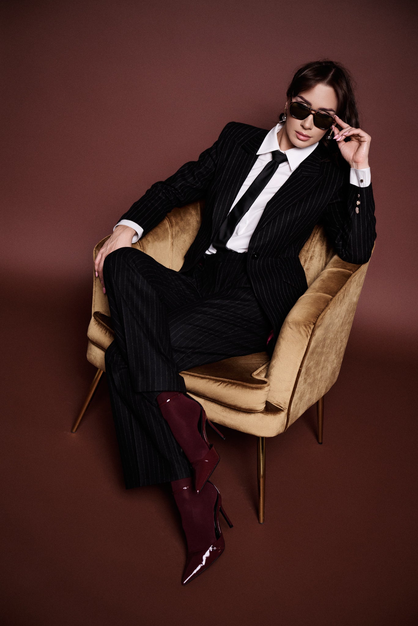 Stylowa sesja w czarnym garniturze od Aleksandry Markowskiej – elegancja z nutą retro, smart office.