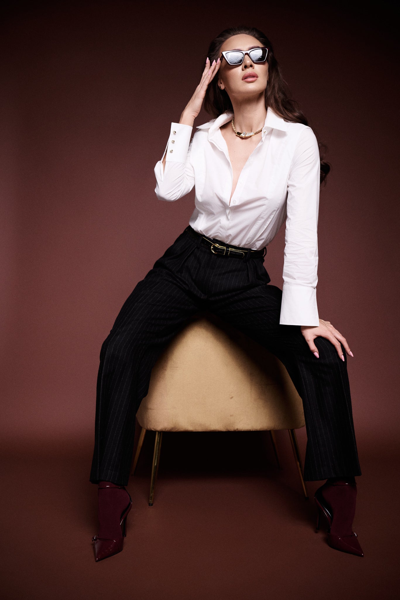 Retro glamour i Aleksandra Markowska - wełniane spodnie w prążki w odcieniu głębokiej czerni.