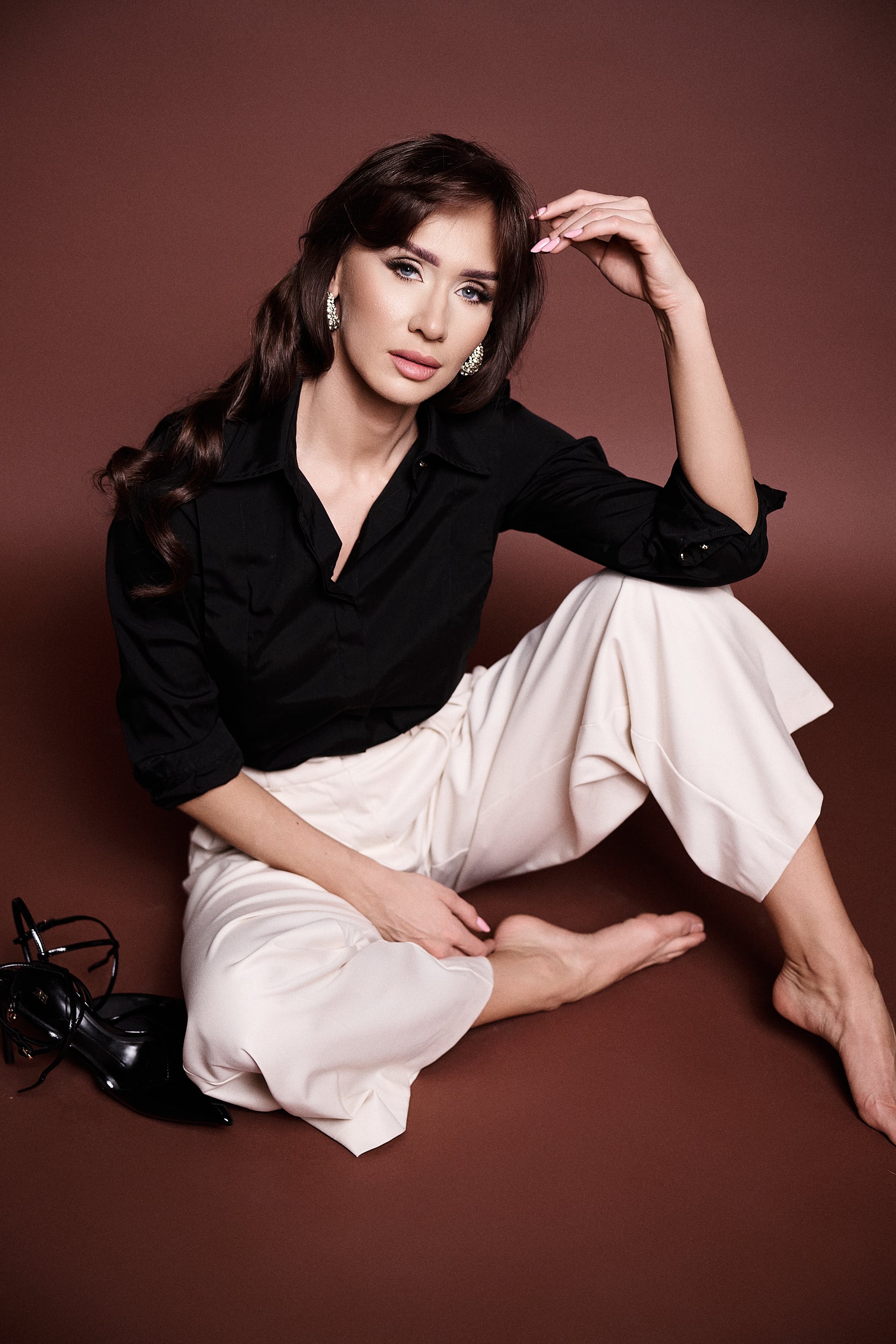 Aleksandra Markowska i elegancka kobieta w czarnej koszuli i szerokich, kremowych spodniach z wysokim stanem – stylizacja w duchu smart casual i old money, idealna na spotkanie biznesowe lub wieczorne wyjście.
