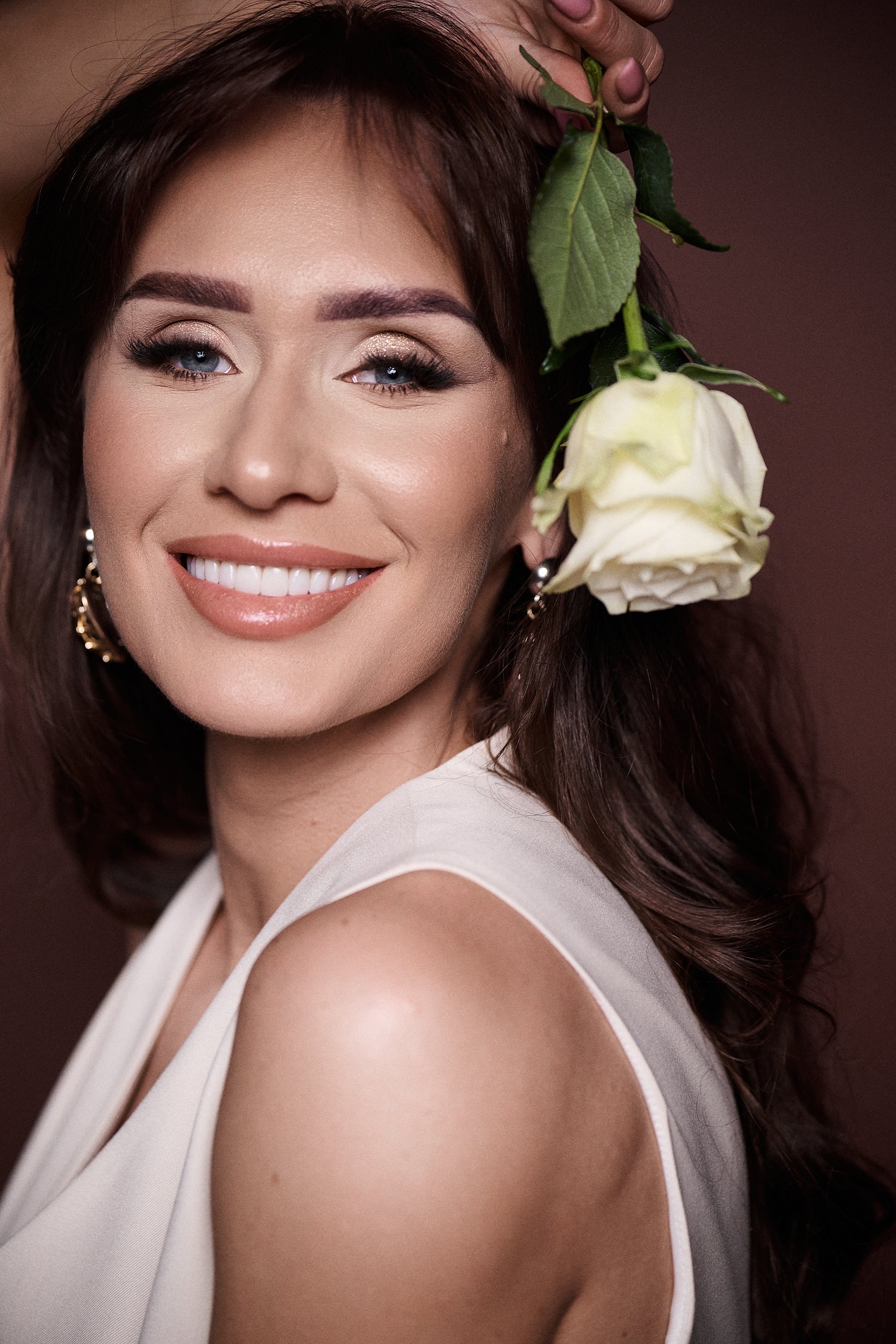 Sklep z premium odzieżą damską Aleksandra Markowska - biała kamizelka idealna na specjalne okazje.