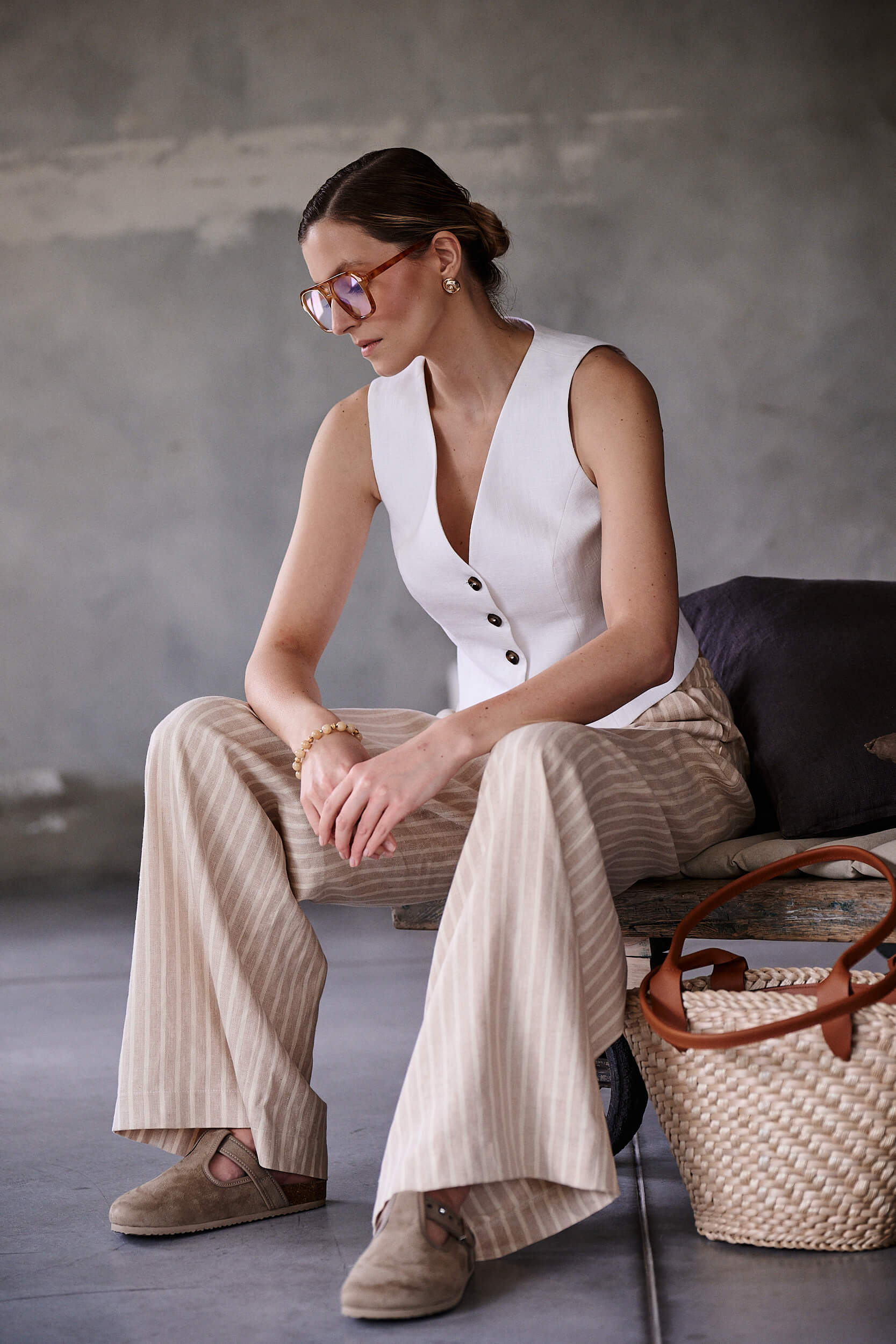 Beżowe spodnie z szeroką nogawką i pionowym prążkiem – lekkie, naturalne i idealne na lato. Projekt autorstwa Aleksandry Markowskiej.