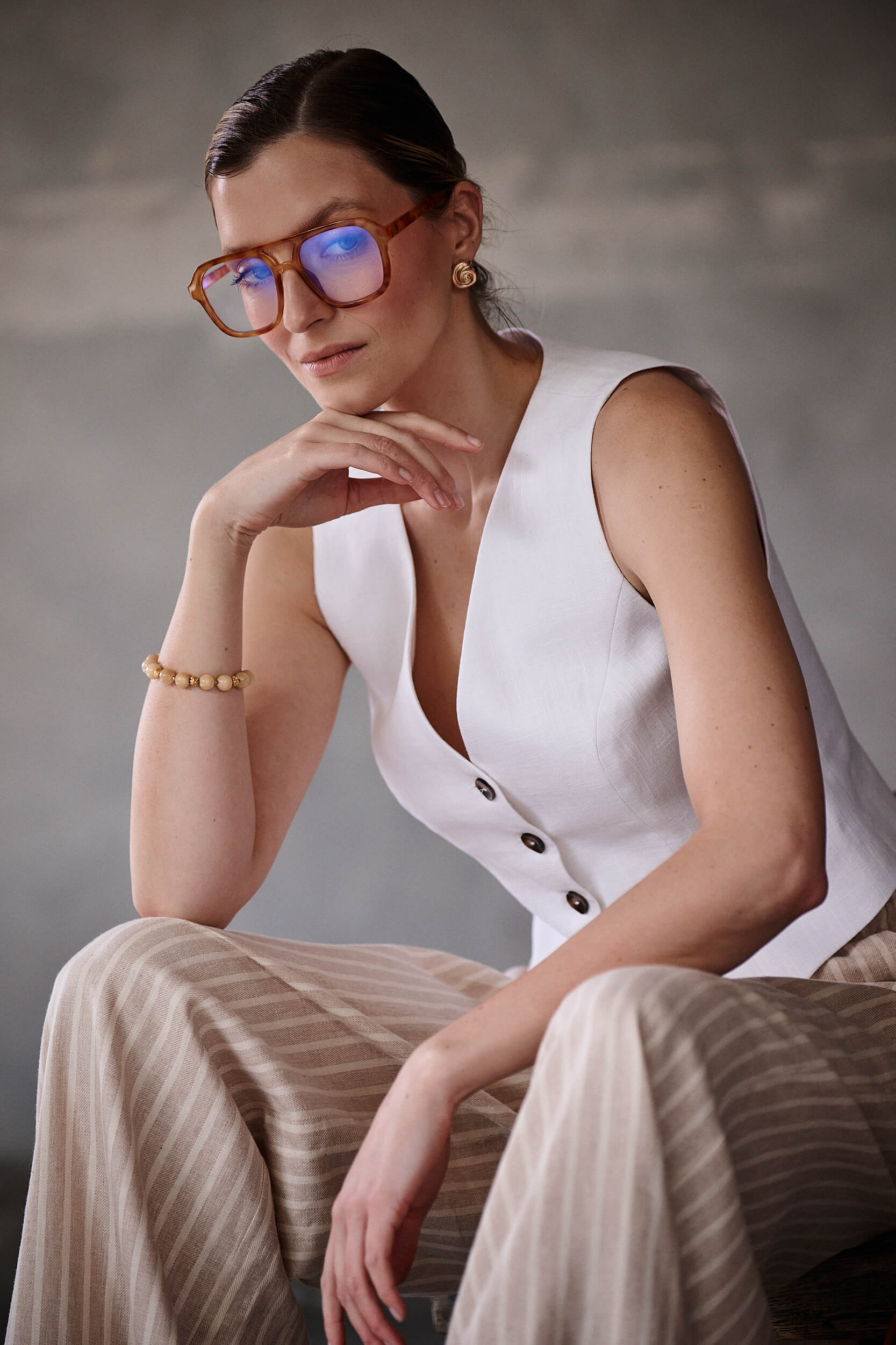 Styl smart casual w wydaniu Aleksandry Markowskiej – beżowe prążkowane spodnie z luźnym fasonem.