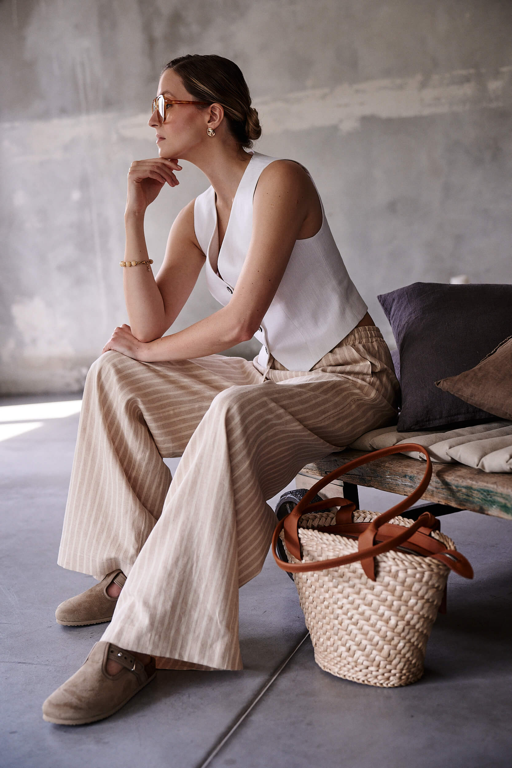 Beżowe spodnie w pasy z kolekcji Aleksandry Markowskiej – elegancki luz i wygoda.