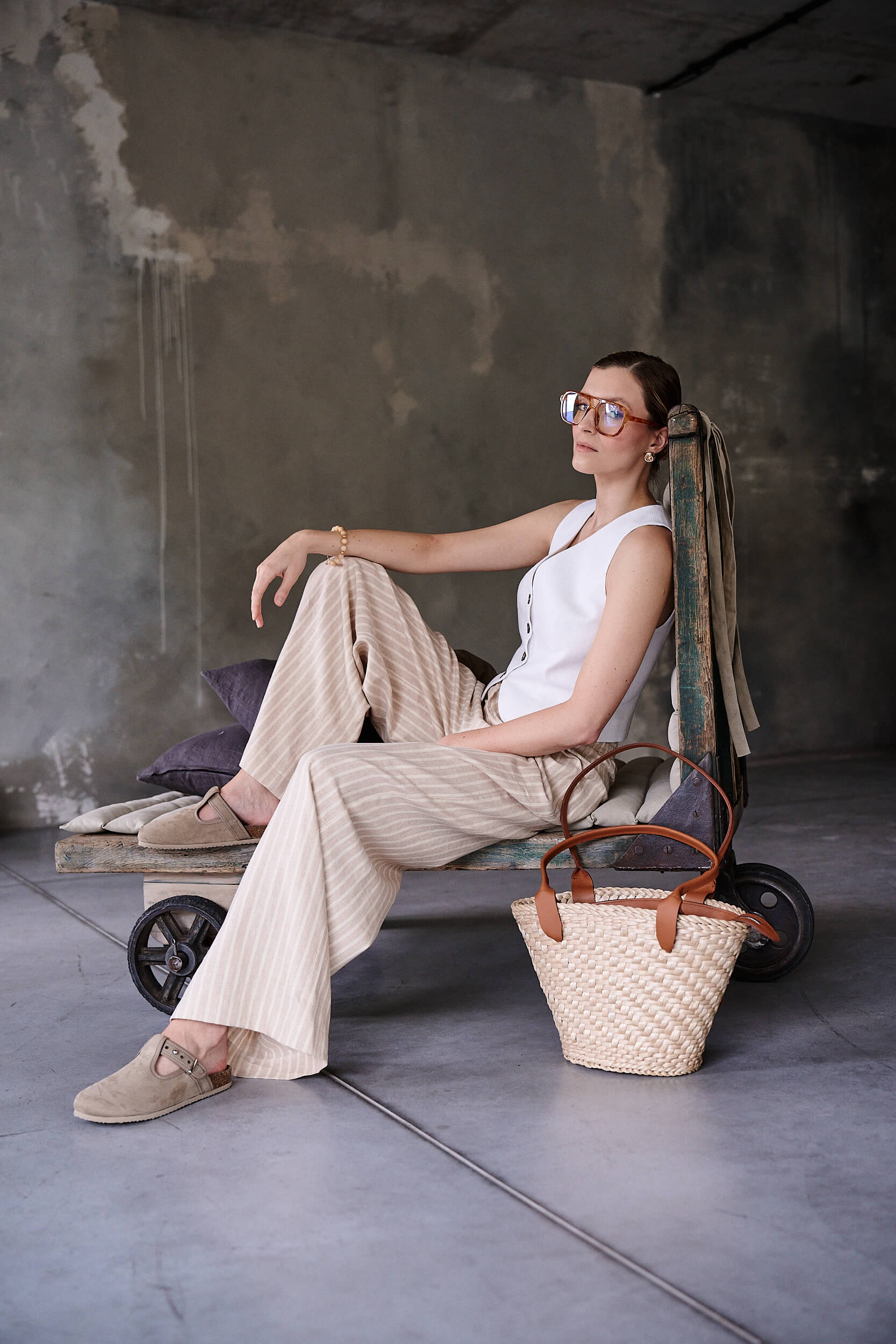 Look z marynarką i spodniami Levante Duna – stylizacja w duchu klasycznej swobody, projekt Aleksandry Markowskiej.