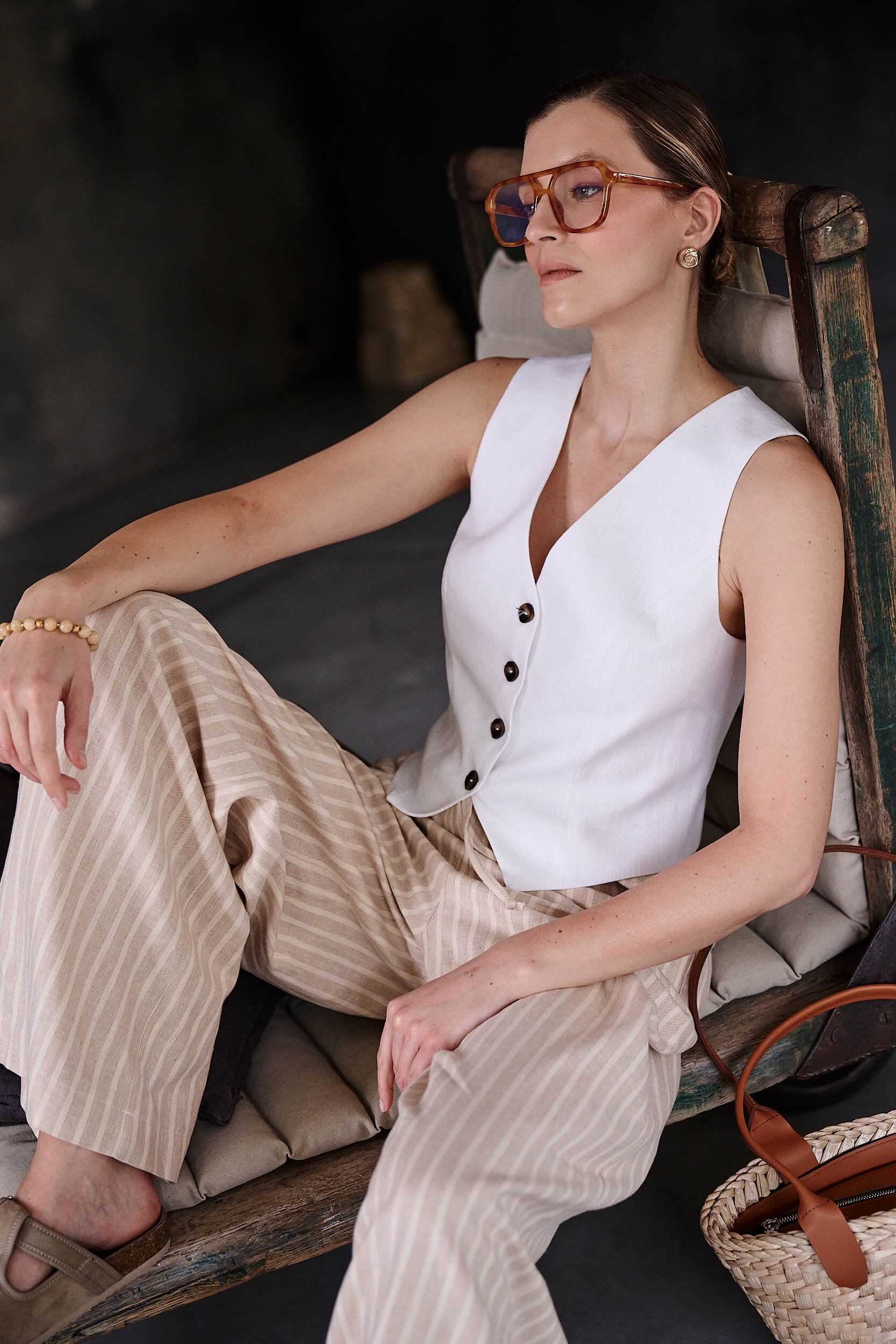 Wysoka talia i miękki lniany materiał – spodnie Levante Duna od Aleksandry Markowskiej w ponadczasowym wydaniu.