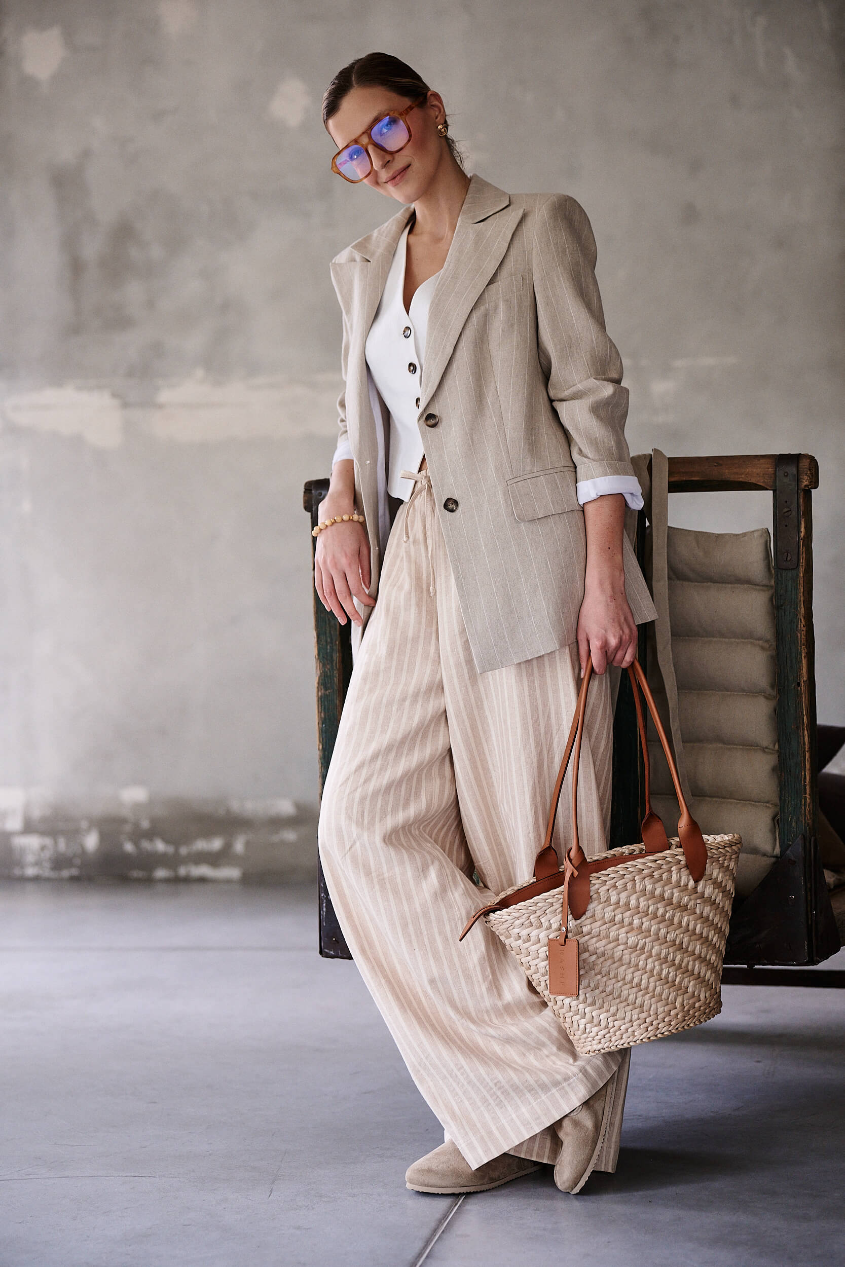 Letni zestaw z lnianymi spodniami Levante Duna od Aleksandry Markowskiej – swoboda ruchu i subtelna elegancja.