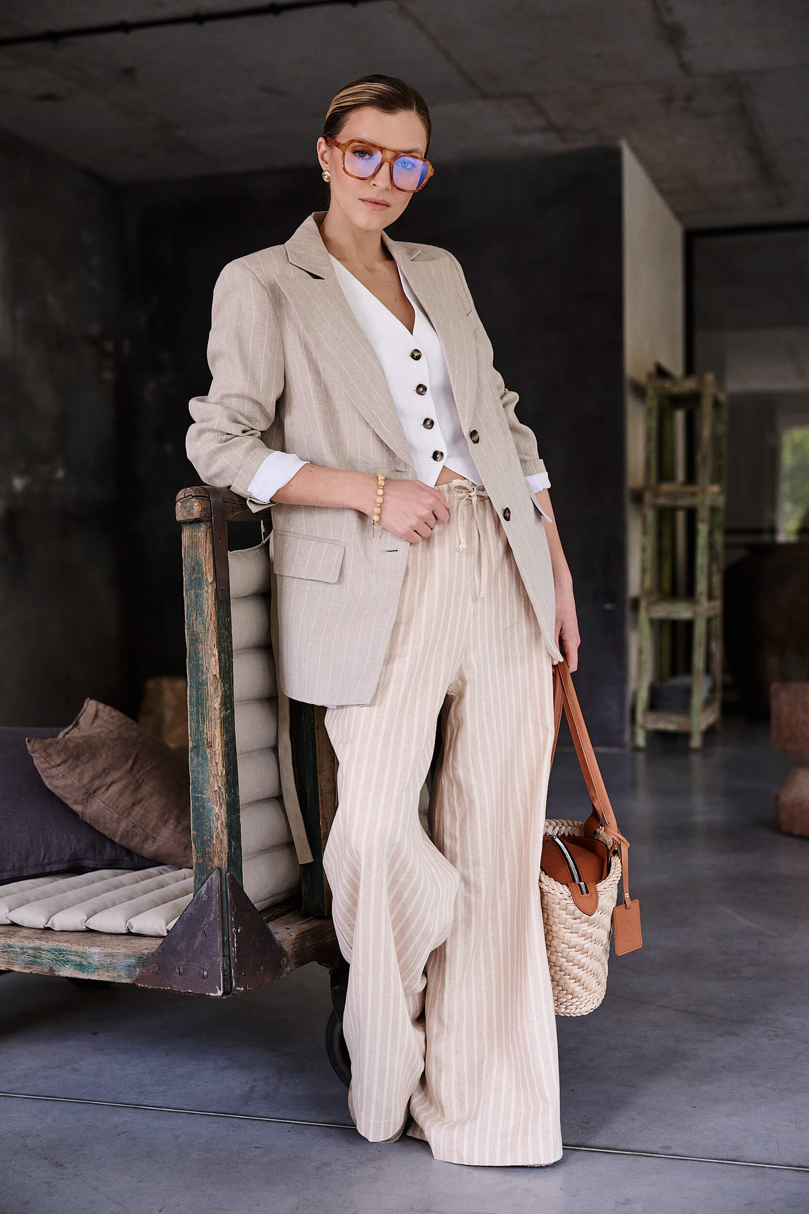 Lniane spodnie Levante Duna w jasnobeżowe prążki – luźna nogawka, elastyczna talia, styl minimalistyczny. Projekt Aleksandry Markowskiej.