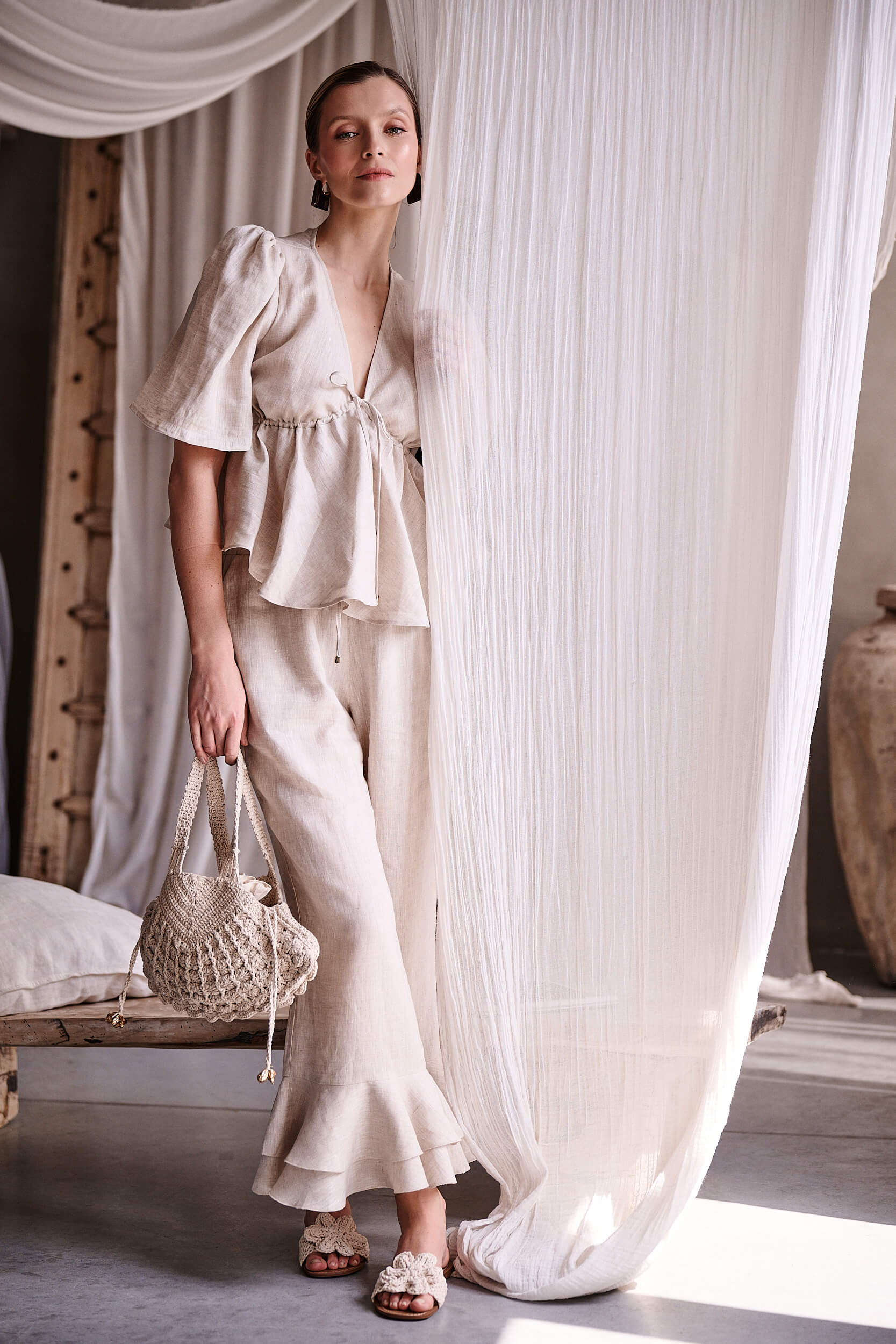 Naturalne spodnie z hiszpańskiego lnu Silvana Avorio – kolekcja Anny Markowskiej.