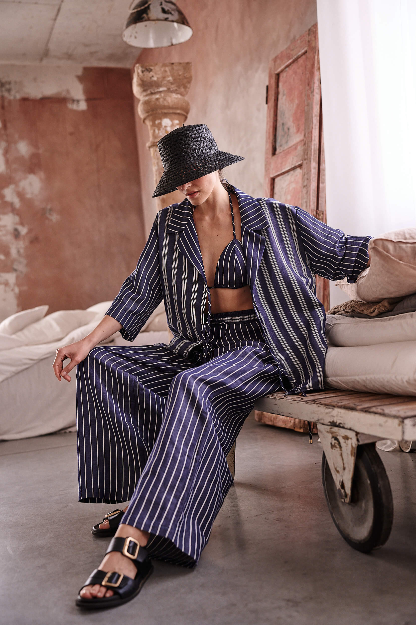 Granatowo-biały komplet z lnu: bikini, oversize’owa koszula i spodnie typu wide leg – casualowa elegancja w letnim wydaniu od Aleksandry Markowskiej.