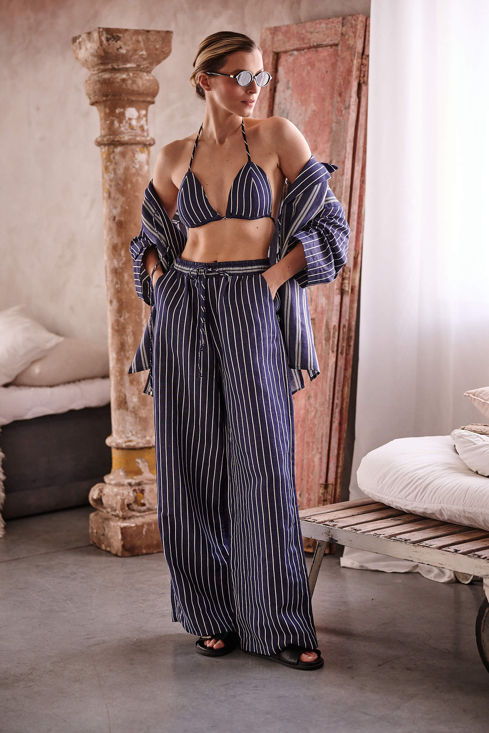 Lniana stylizacja na lato od Aleksandry Markowskiej – granatowe bikini w paski zestawione z szerokimi spodniami i luźną koszulą.