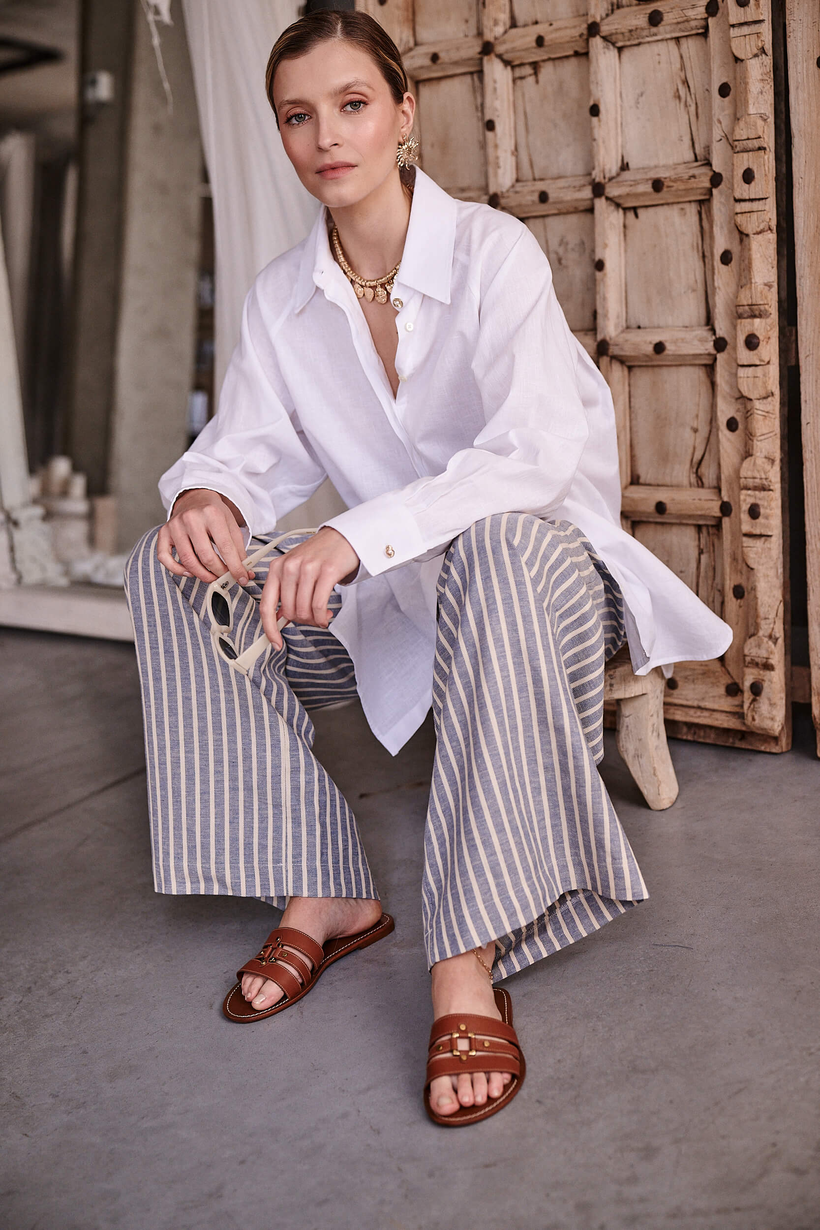 Spodnie Riviera z naturalnej tkaniny w pionowe pasy – luźny krój i wysoka jakość lnu z hiszpańskiej przędzalni, projekt Aleksandry Markowskiej.