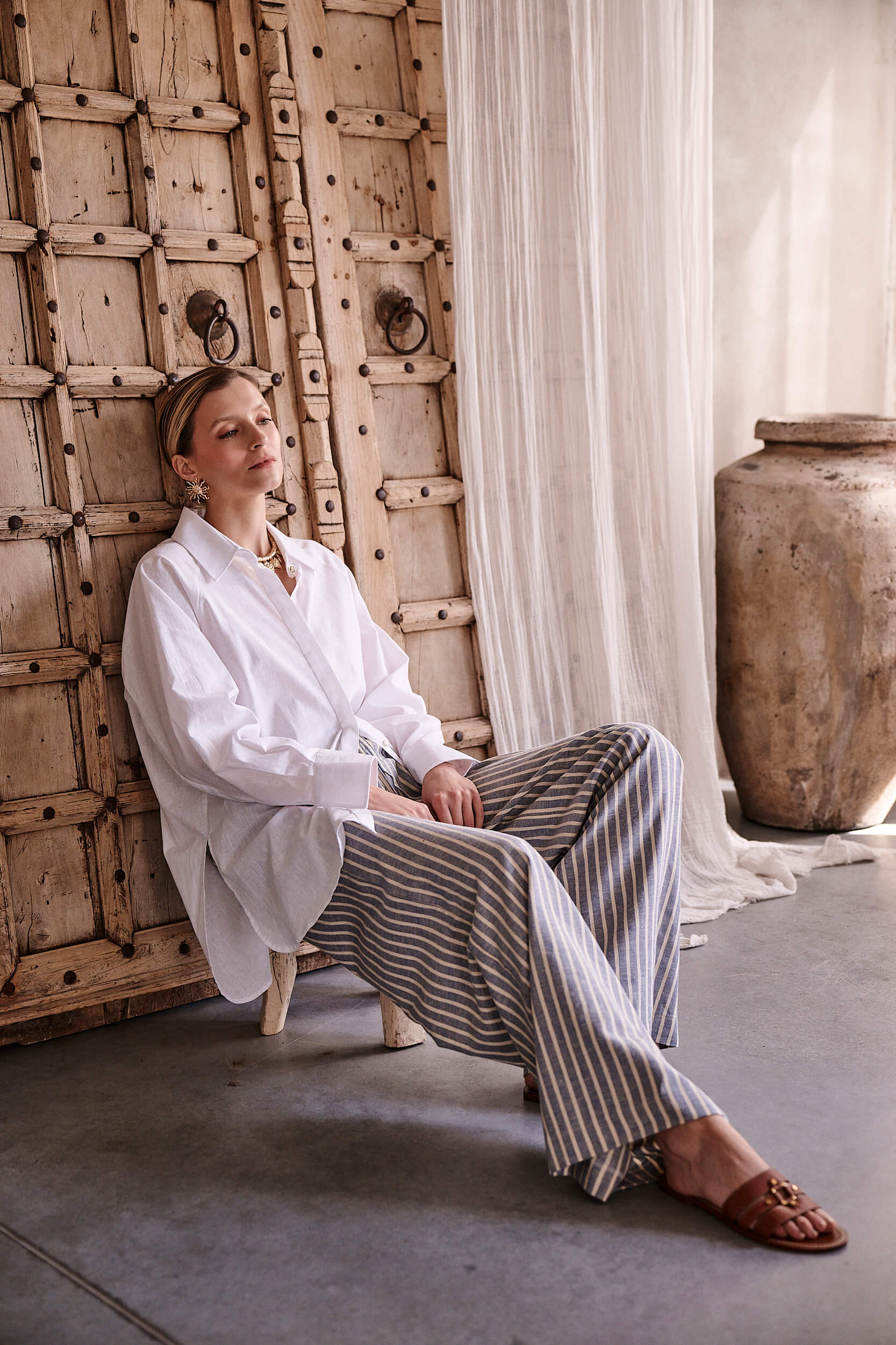 Stylizacja z kolekcji Aleksandry Markowskiej – spodnie Riviera z lnu i bawełny w paski, połączenie komfortu i elegancji
