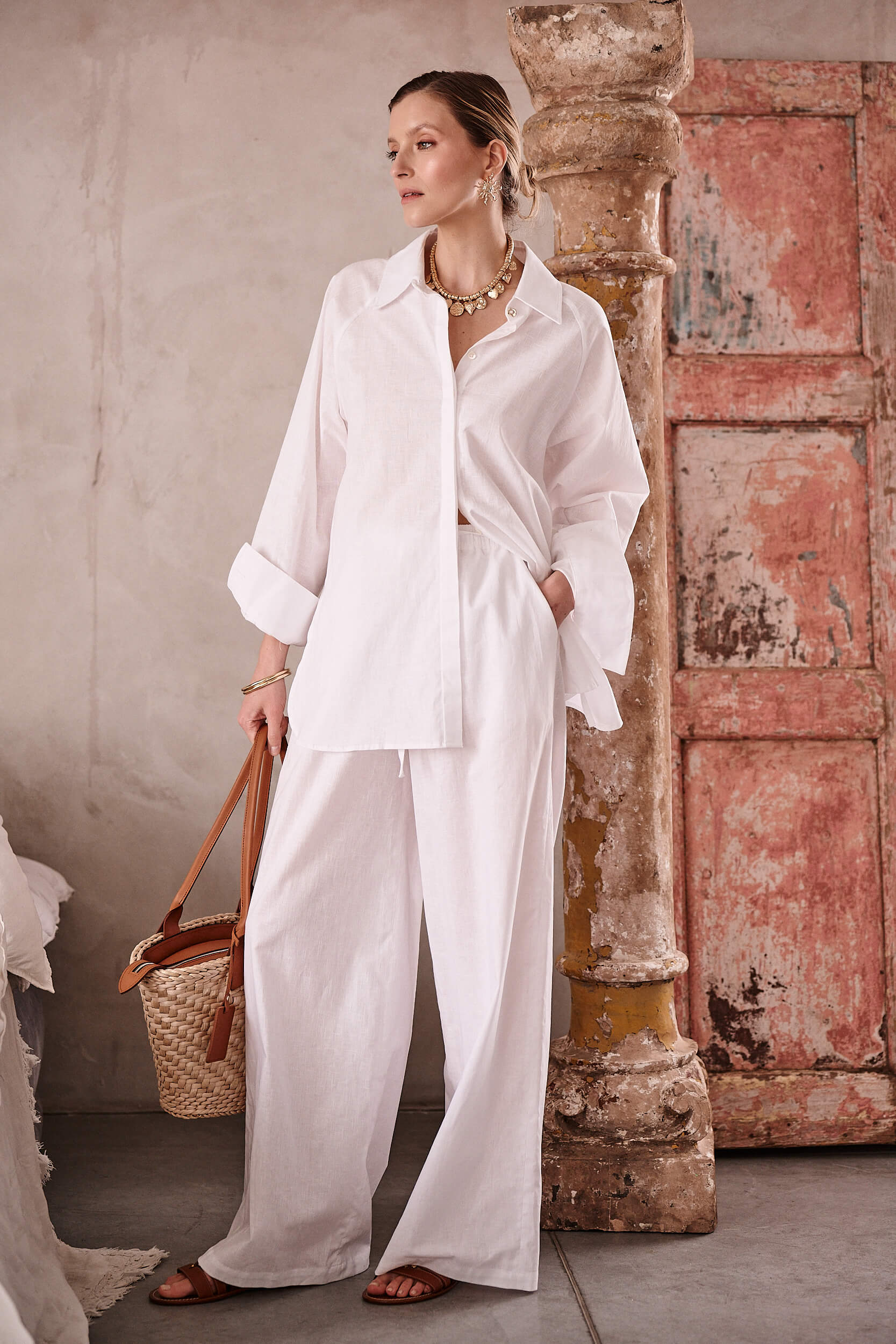 Lniane spodnie Levante Luce z kieszeniami bocznymi – lekkie i przewiewne, stylizacja od Aleksandry Markowskiej.