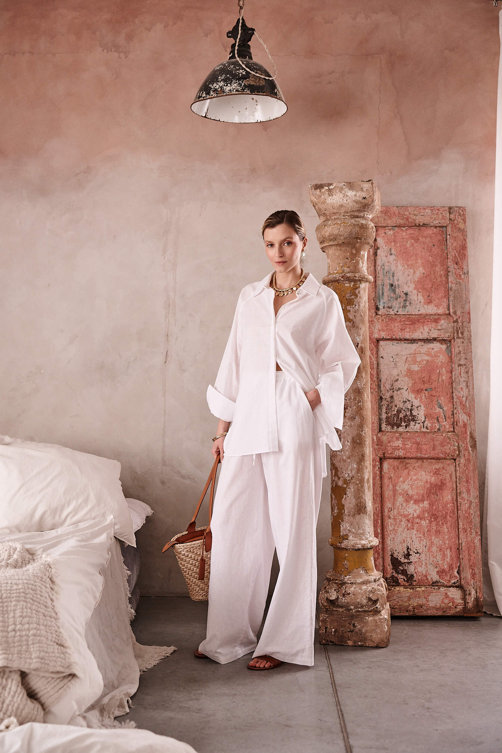 Letni zestaw z lnianymi spodniami Levante Luce i oversize’ową koszulą – minimalistyczna elegancja w projekcie Aleksandry Markowskiej.