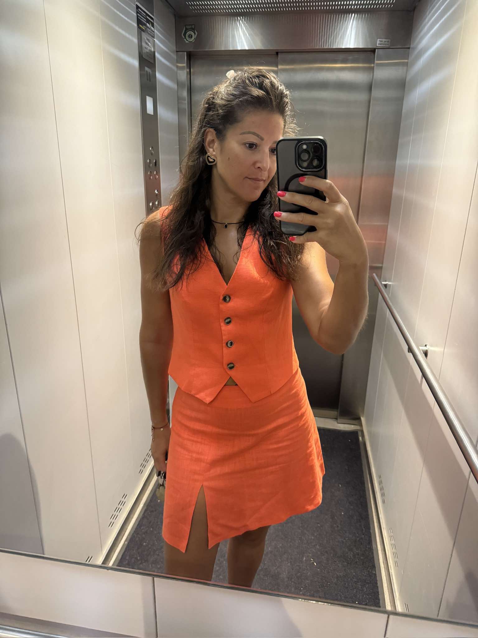 Modelka w koralowej lnianej spódnicy Palermo Corallo i dopasowanym topie – minimalistyczny letni look z nutą elegancji