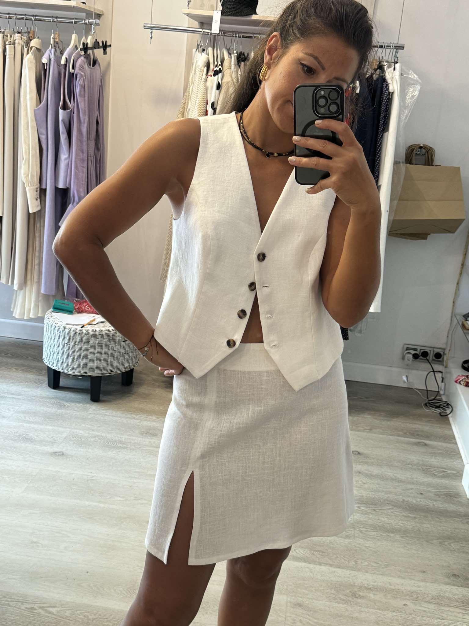 Letni total look z białą lnianą spódnicą Palermo Bianco i dopasowaną kamizelką – kobieca, minimalistyczna stylizacja na lato