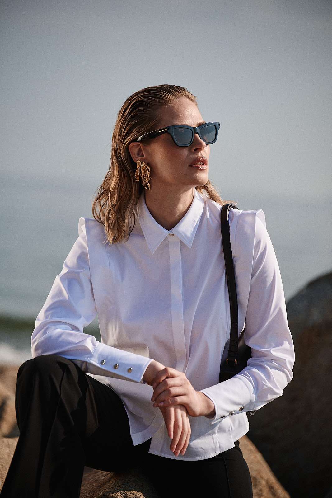 Aleksandra Markowska i minimalistyczna stylizacja z białą koszulą premium, idealna na wiosnę.
