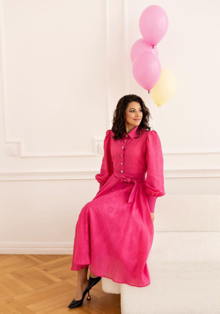 Wyrazisty look z sukienką midi w intensywnym odcieniu różu, idealna na przyjęcia i sesje - polska produkcja od Aleksandry Markowskiej.
