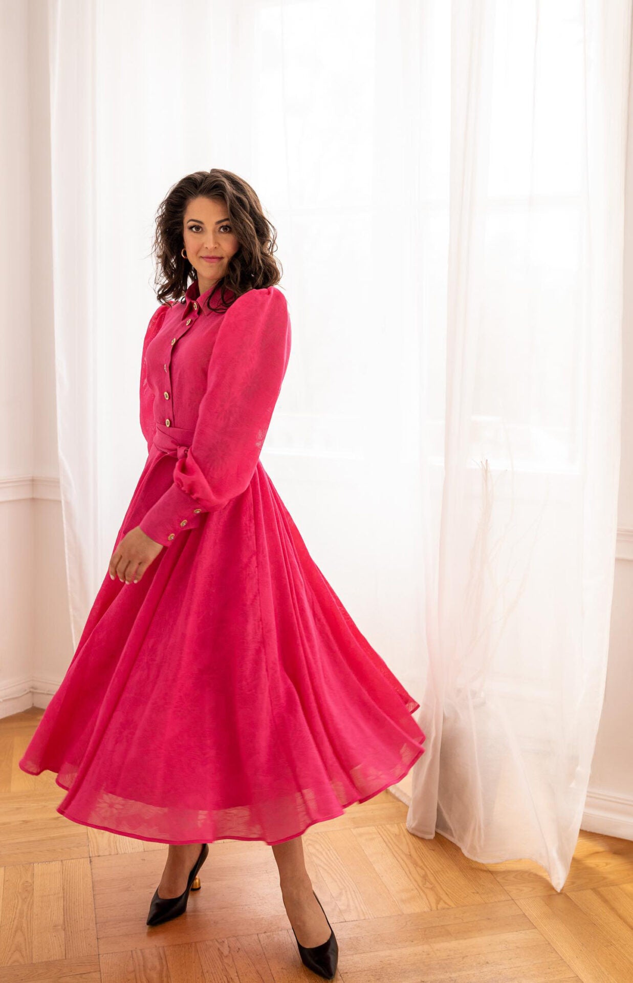 Zmysłowy krój i rozkloszowany dół – kobieca sukienka midi w intensywnym różu i Aleksandra Markowska.