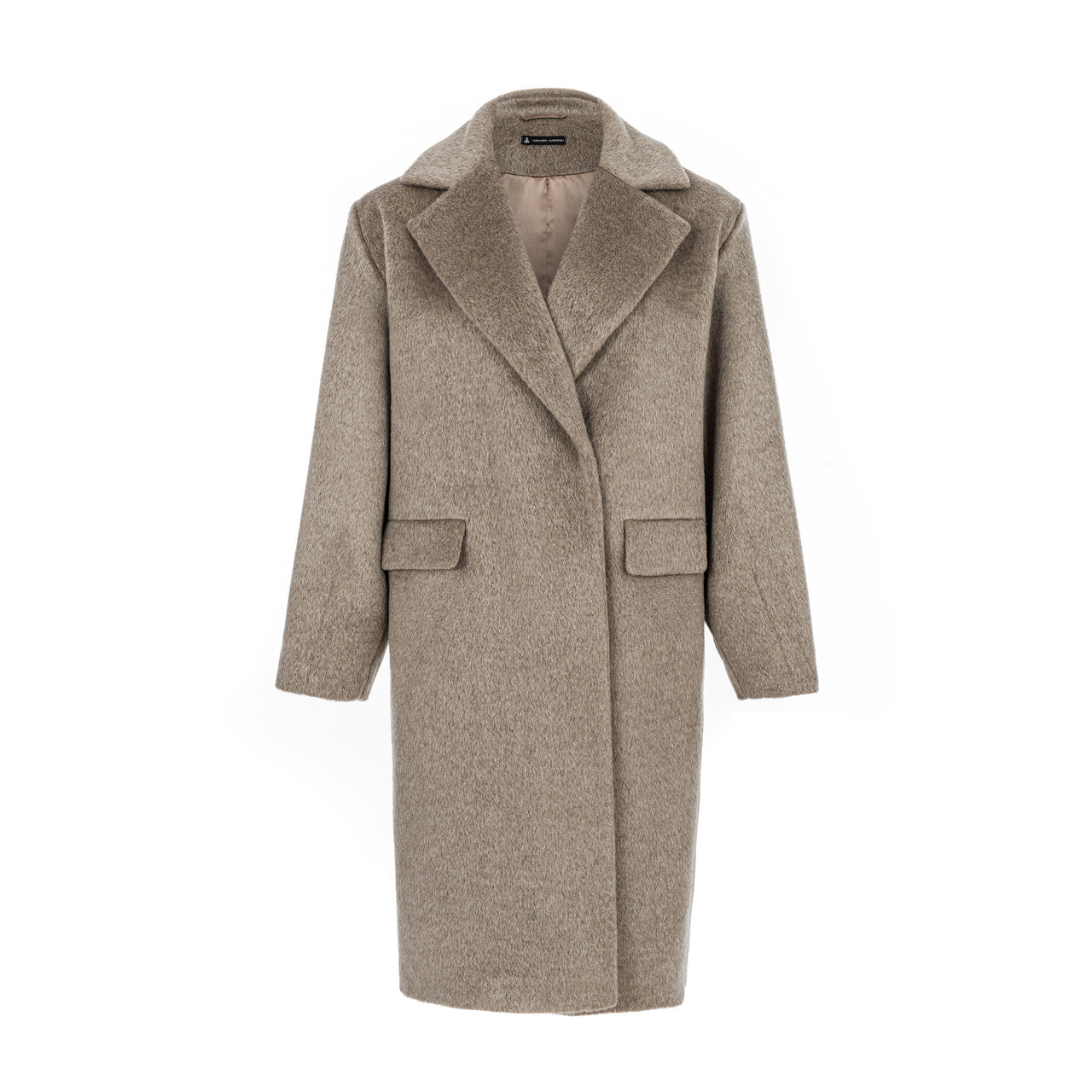 Jasny karmelowy płaszcz damski z szerokim kołnierzem i klapami, uszyty w Polsce z mieszanki alpaki i wełny – elegancki wybór na chłodne dni w stylu smart casual lub business chic od Aleksandry Markowskiej.