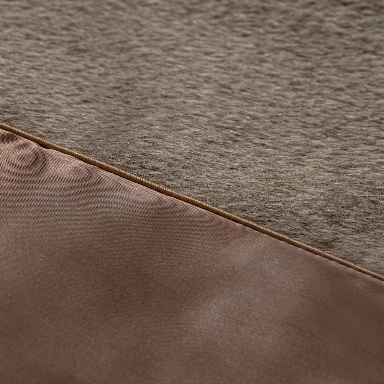 Luksusowa faktura wełny z połyskującą, karmelową podszewką – detale świadczące o wysokiej jakości i rzemieślniczym podejściu do projektowania w duchu marki Aleksandra Markowska.