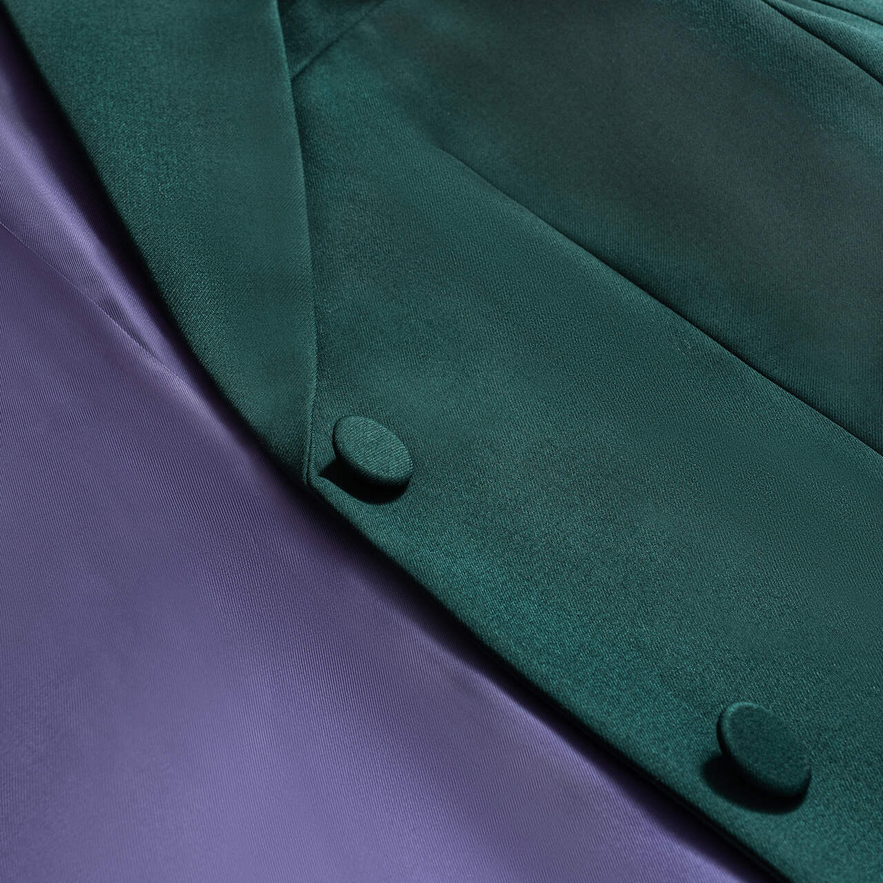 Aleksandra Markowska – zbliżenie na fioletową podszewkę i detale szwów w eleganckiej, zielonej marynarce premium, polska modowa jakość.