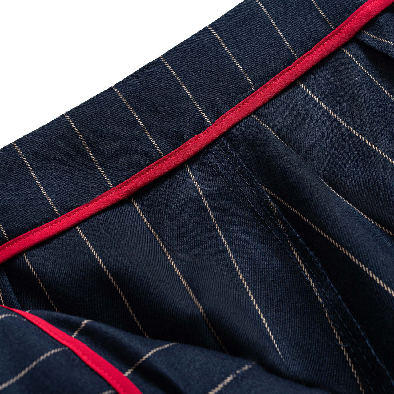 Zbliżenie na prążkowaną strukturę granatowego materiału z elegancką podszewką – jakość od Aleksandry Markowskiej.