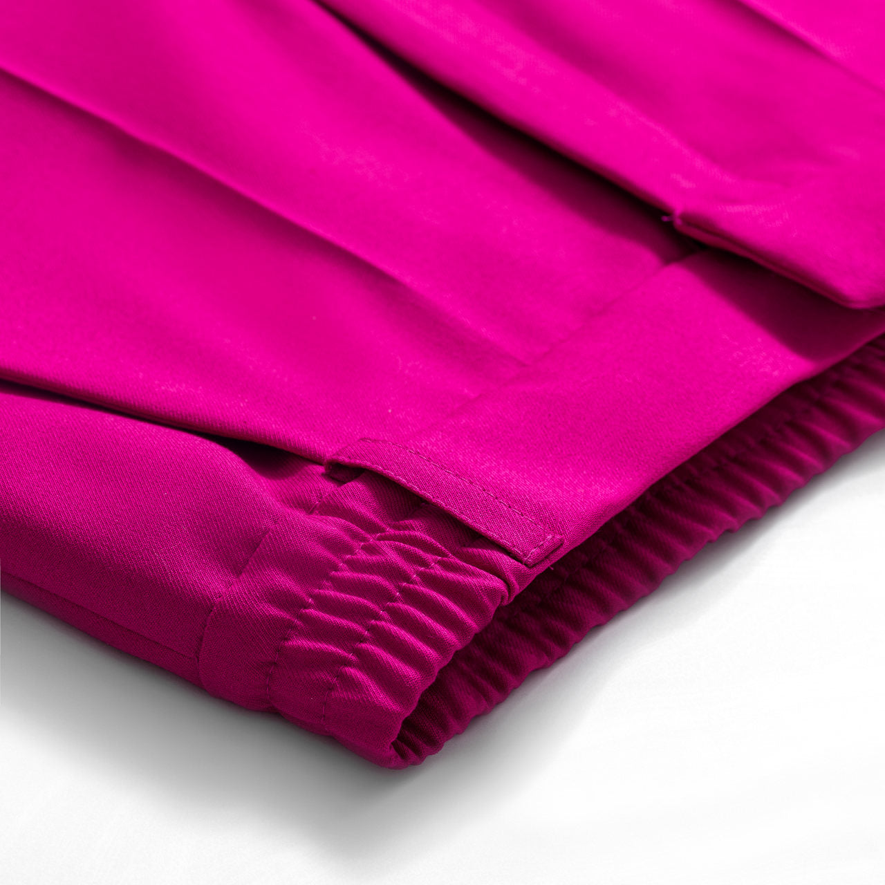 Aleksandra Markowska i premium cygaretki w kolorze magenta.