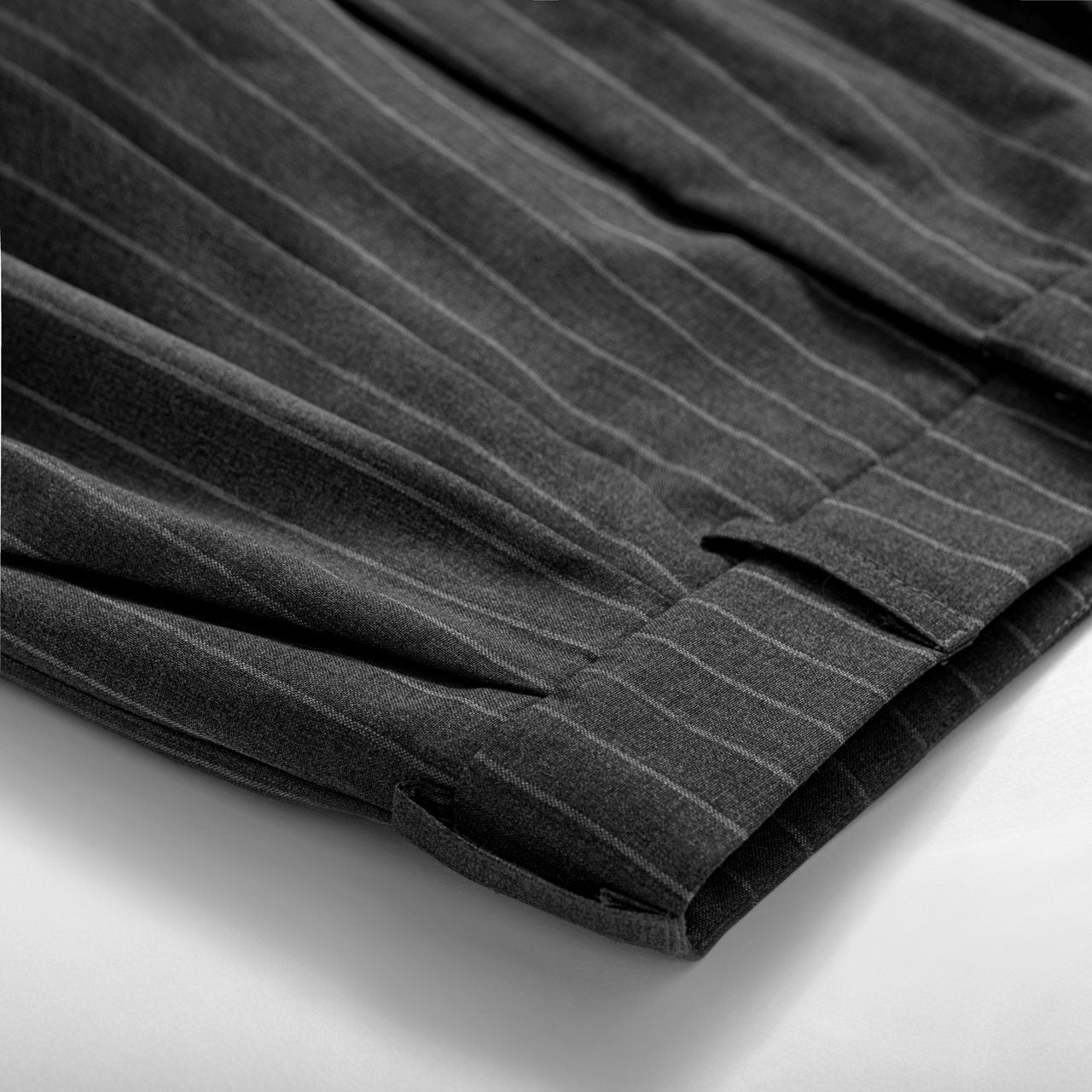 Detal spodni garniturowych w prążek od Aleksandry Markowskiej – eleganckie spodnie materiałowe na formalne i nieformalne okazje.