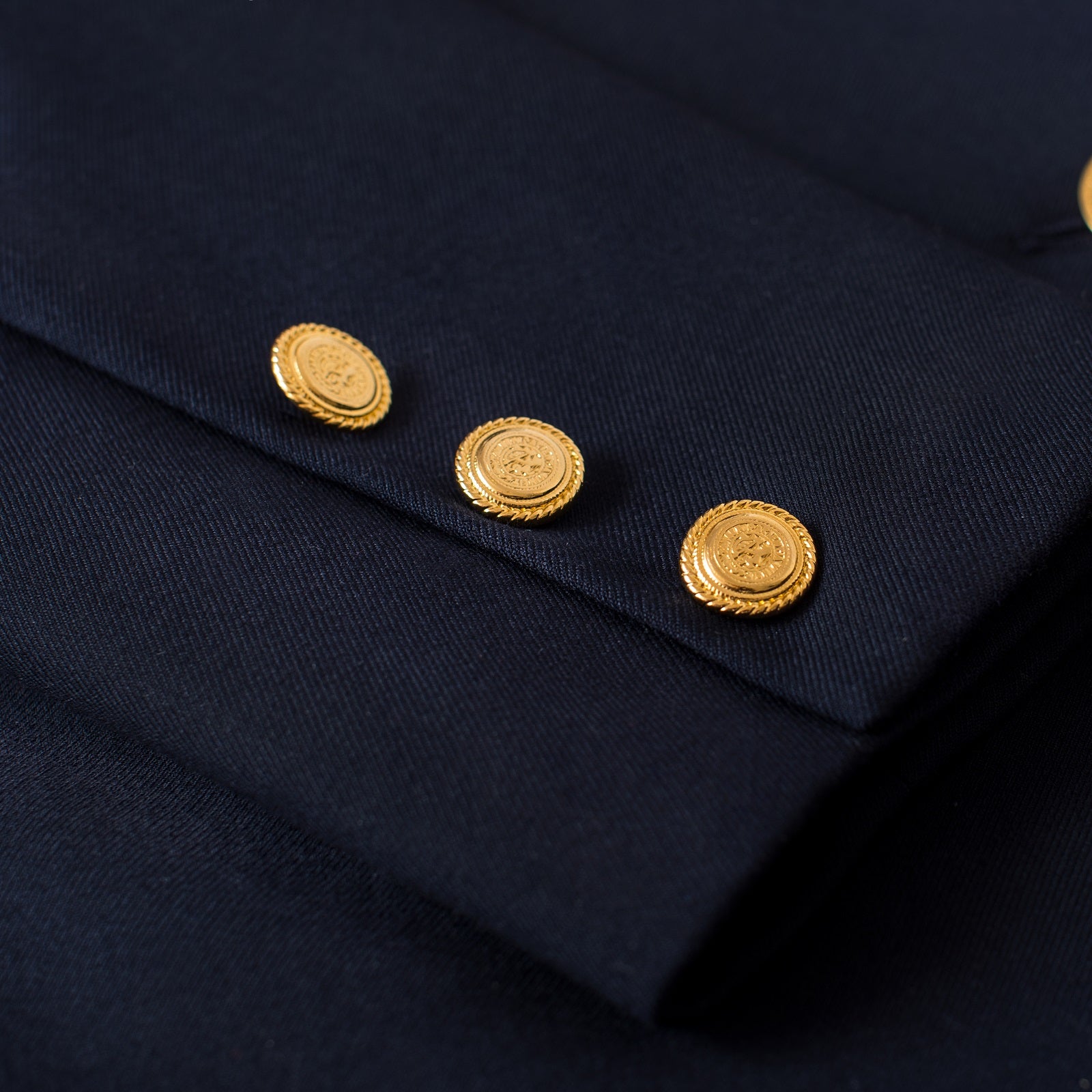 Eleganckie wykończenie granatowej marynarki z kolekcji premium, inspirowanej stylem francuskim i ponadczasową klasyką od Aleksandry Markowskiej.