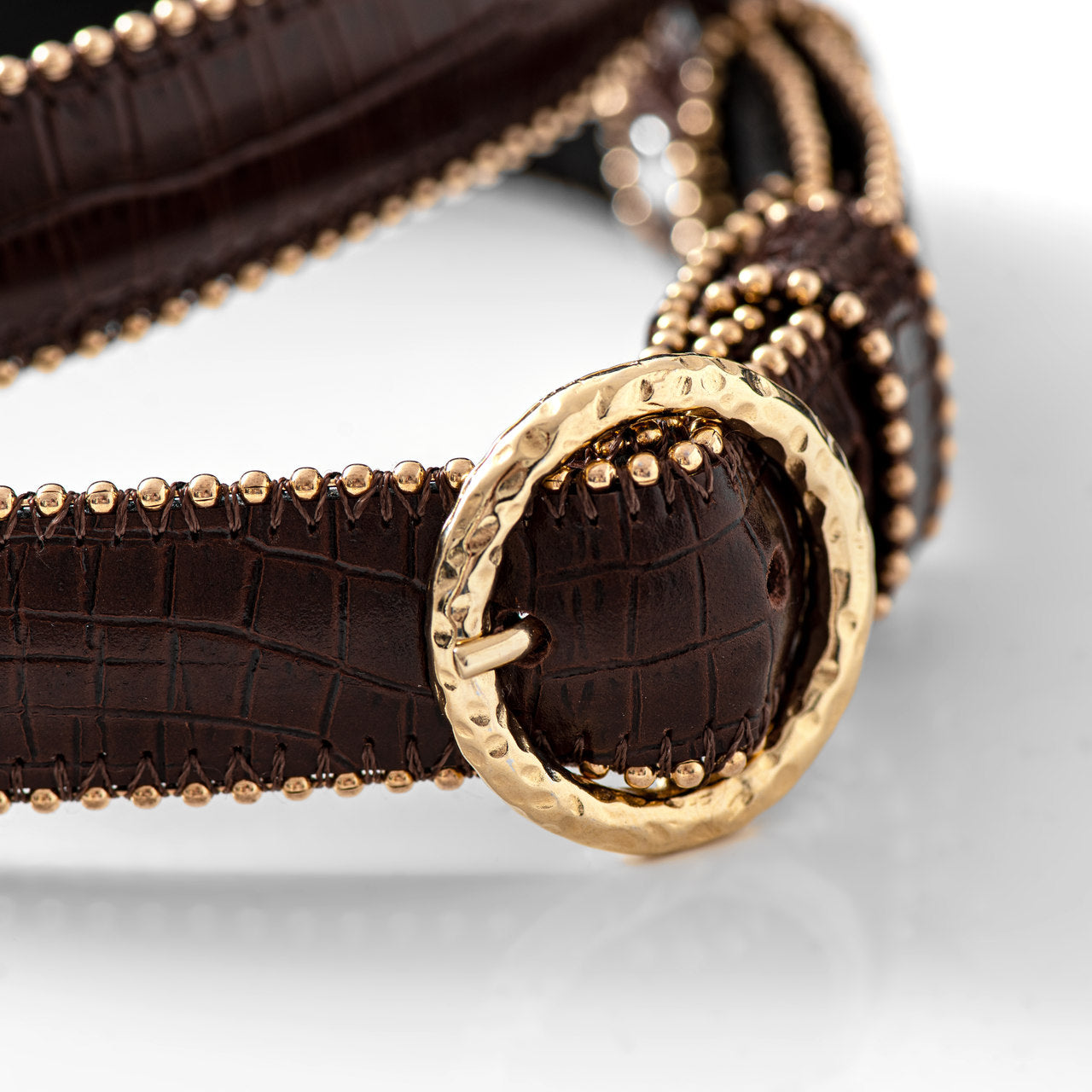 Pasek damski ze skóry naturalnej Bohemia Marrone – brązowa wersja z okrągłą, złotą klamrą i dekoracyjnym łańcuszkiem