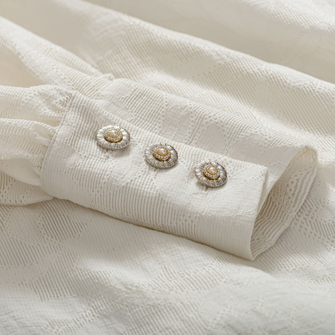 Moda premium od Aleksandry Markowskiej - bufiaste rękawy z mankietem jako elegancki akcent w kremowej sukni premium.
