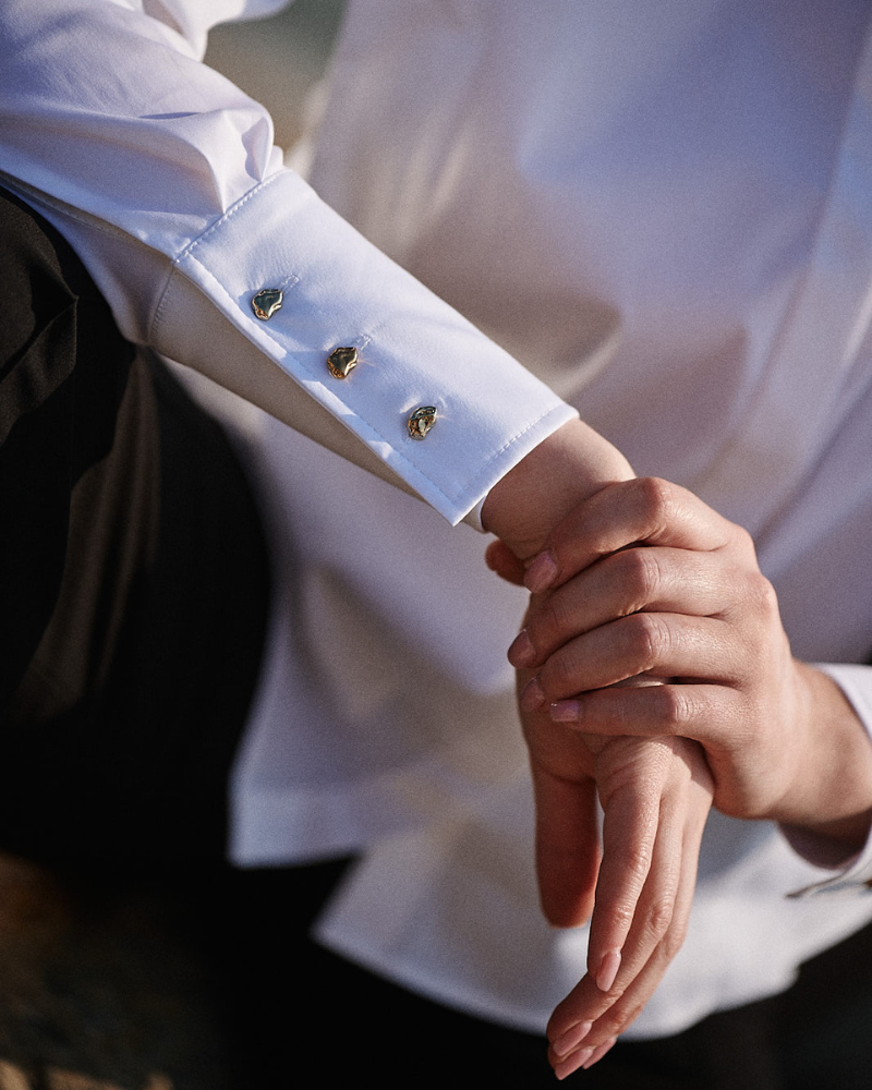 Rękaw klasycznej koszuli premium z ozdobnym zapięciem – połączenie minimalizmu i elegancji w klasycznej kolekcji ubrań Aleksandra Markowska.