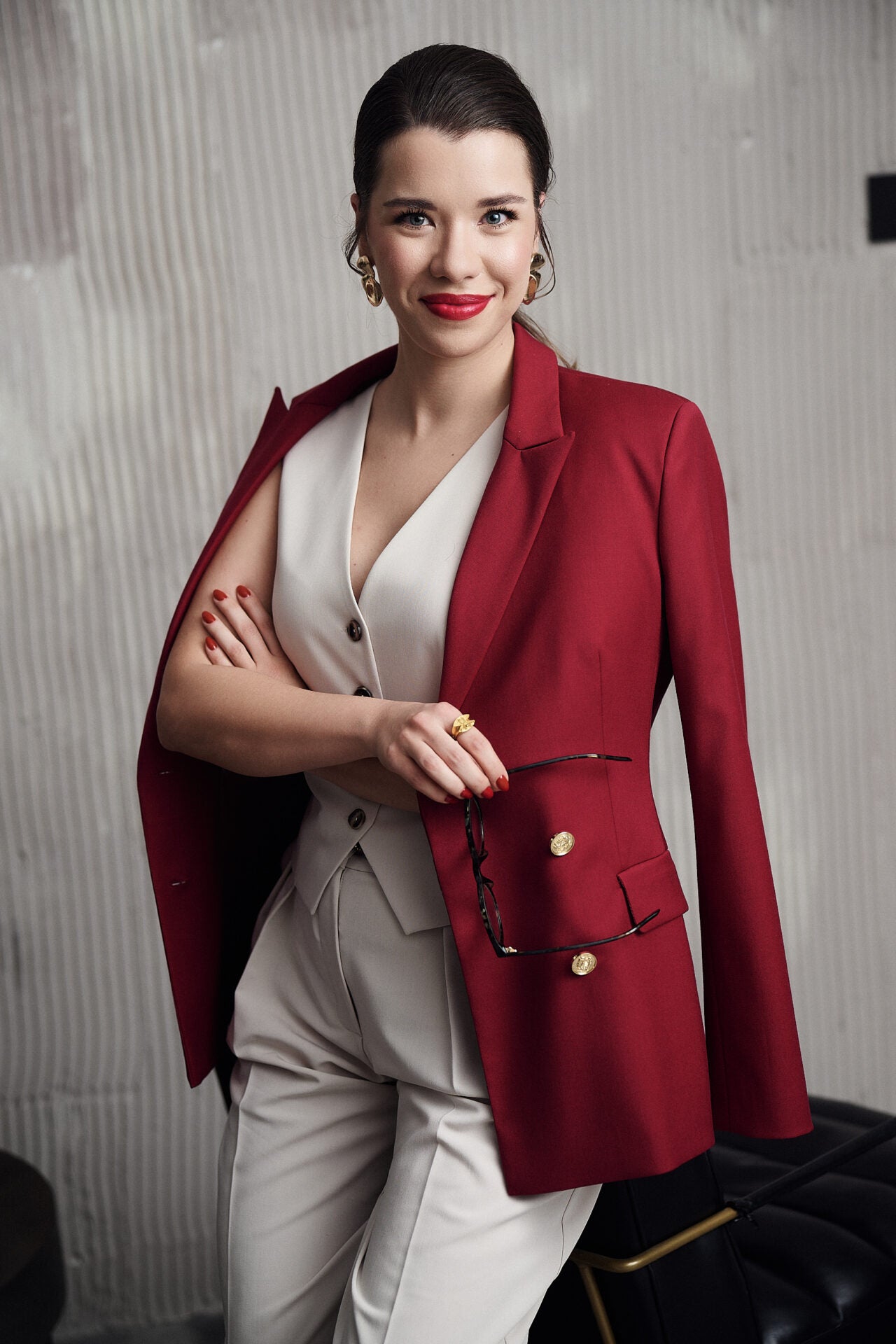 Modelka w białej kamizelce Asti i klasycznych cygaretkach – elegancka stylizacja w stylu smart casual od Aleksandry Markowskiej