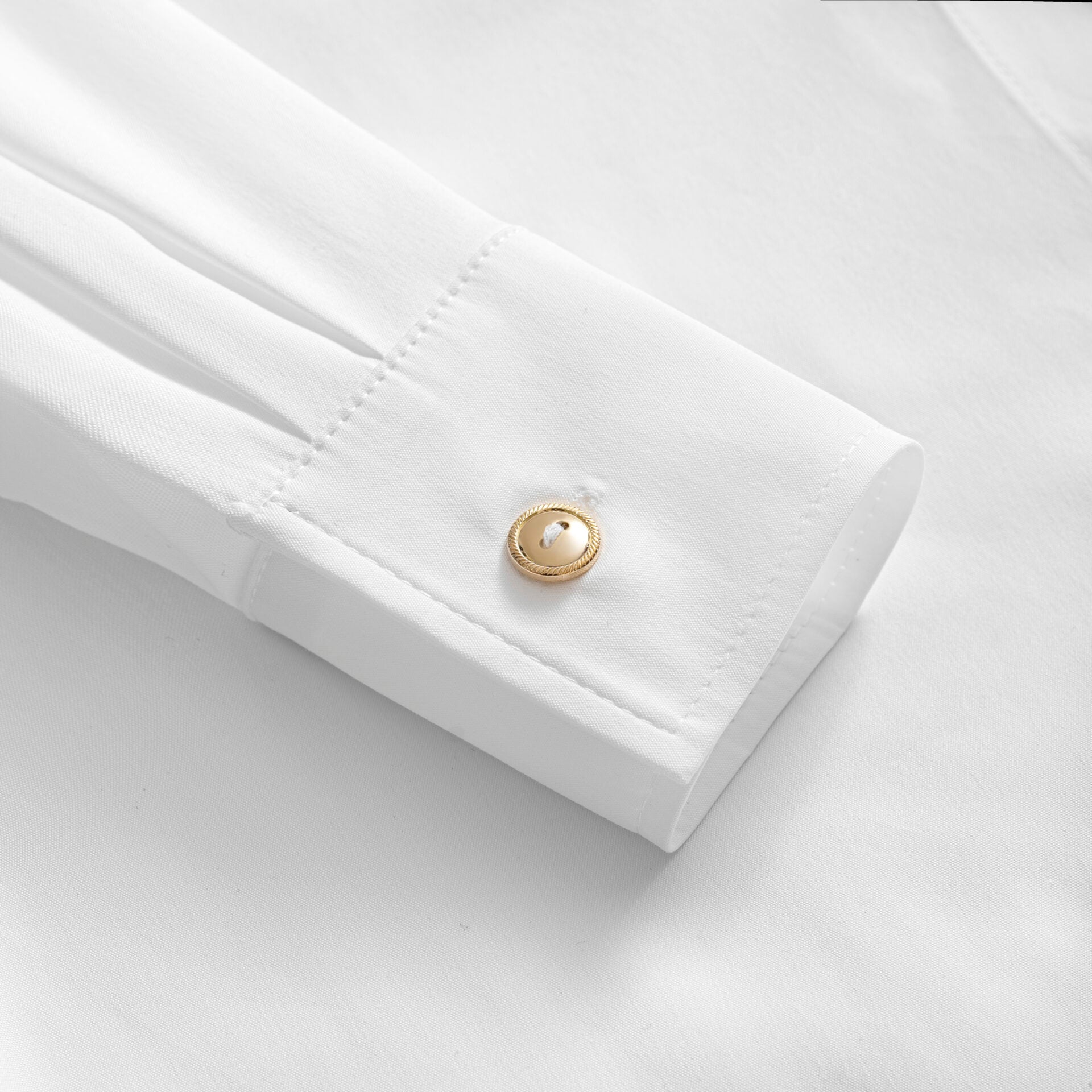 Aleksandra Markowska i casual chic stylizacja - mankiet białej, bawełnianej koszuli.