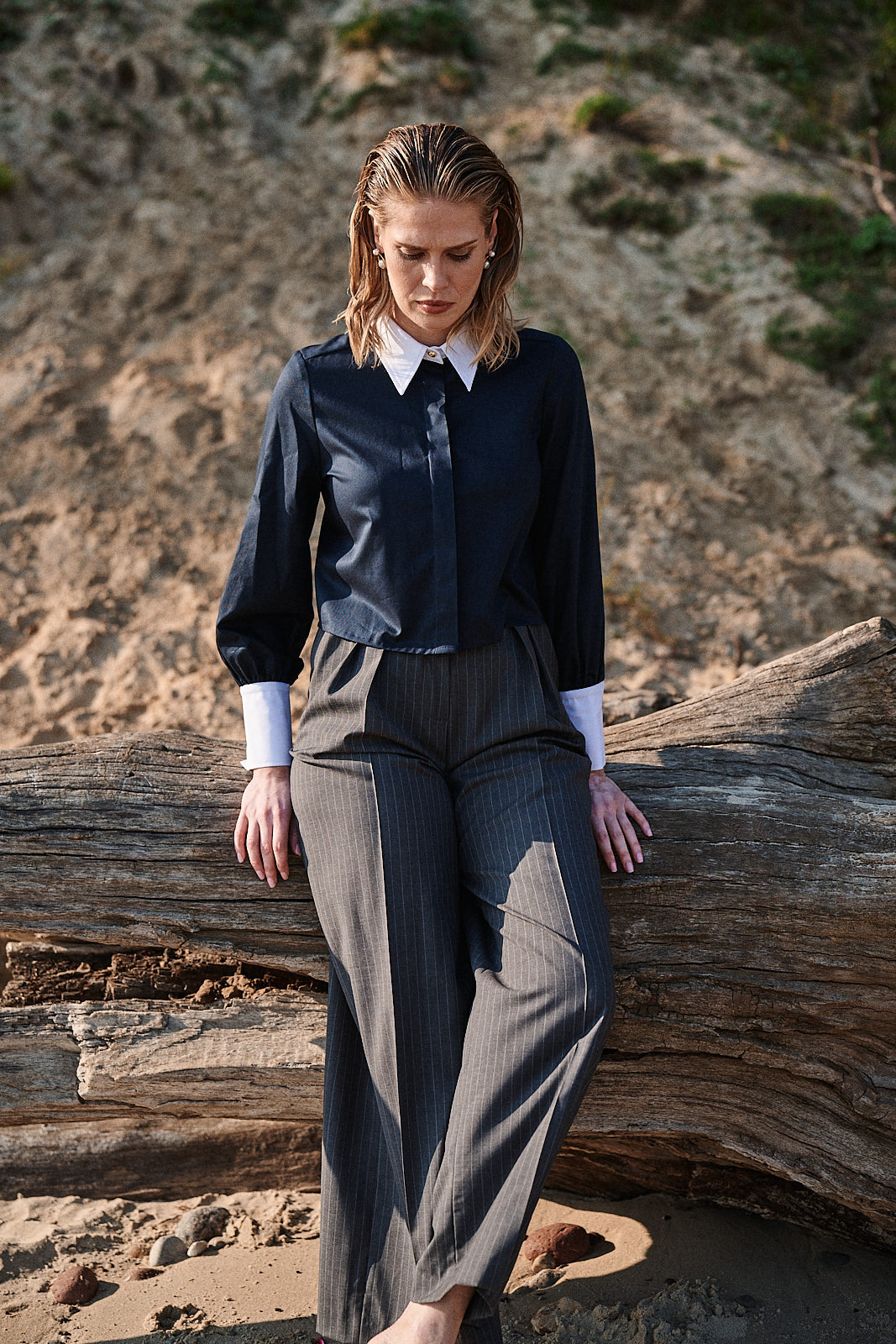 Wiosenna stylizacja z granatową koszulą i szarym garniturem – Aleksandra Markowska w odsłonie smart casual.