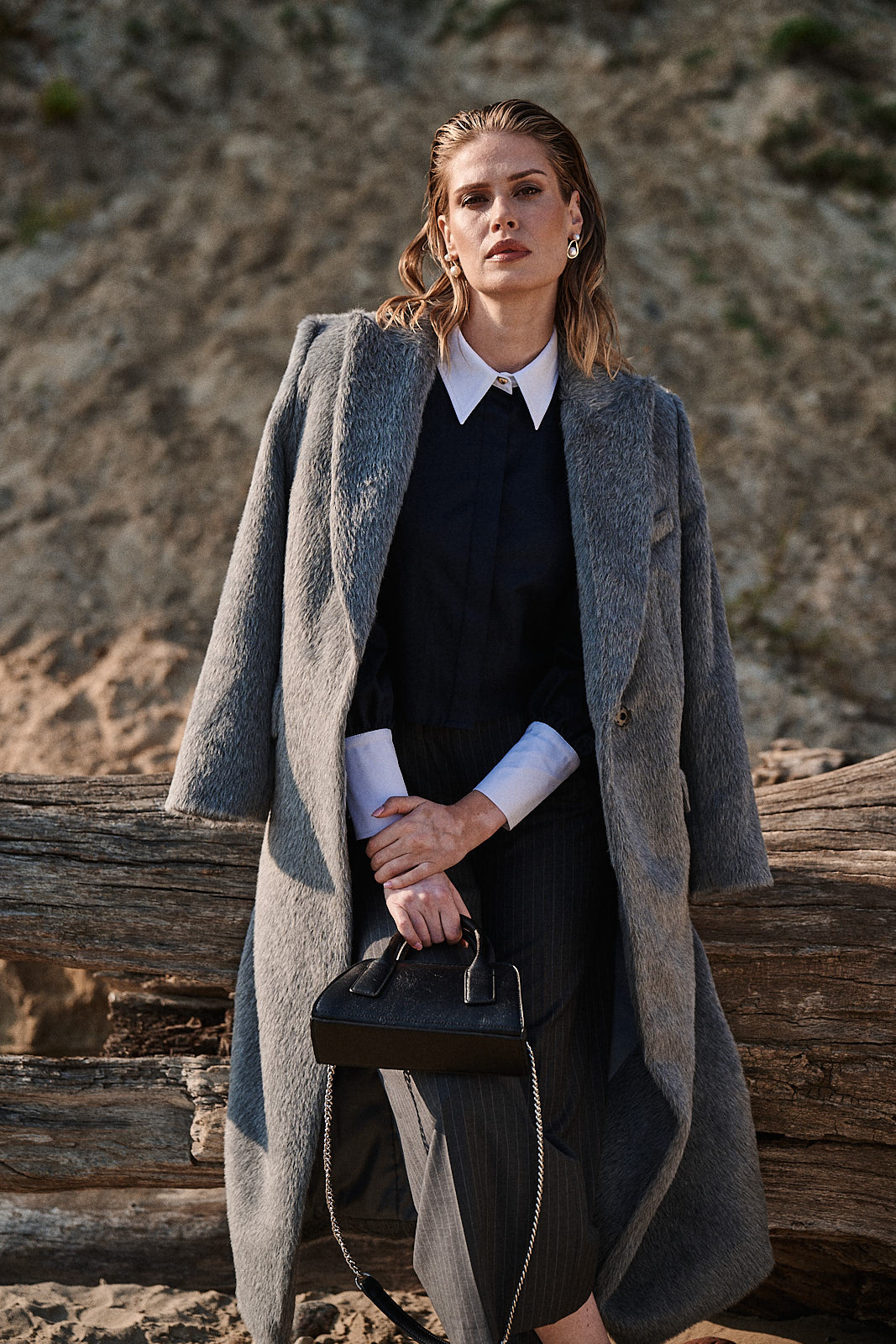 Aleksandra Markowska w stylizacji inspirowanej modą retro – granatowa koszula z białymi akcentami oraz wełniany płaszcz.