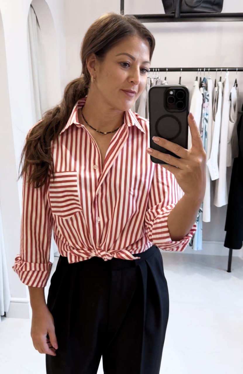Aleksandra Markowska i koszula z 100% certyfikowanej bawełny w czerwone pasy - komfortowa i stylowa opcja do casualowych i półformalnych zestawów wiosennych.