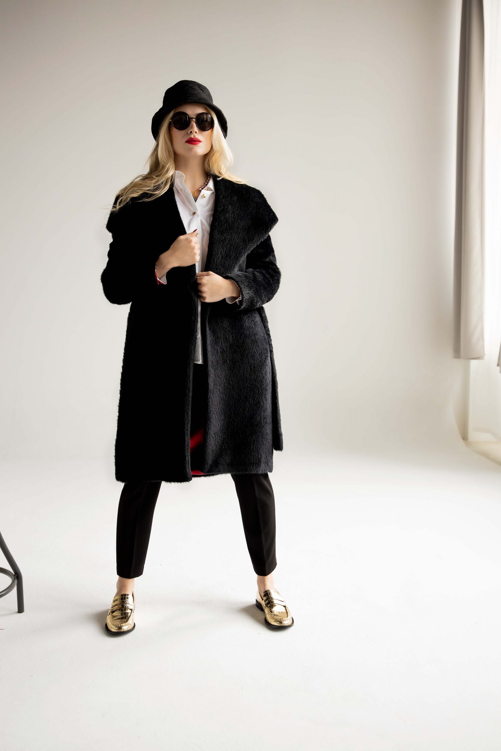 Casualowy look z czarnym płaszczem z alpaki z paskiem – idealny wybór na co dzień, w stylu minimalistycznego chic.