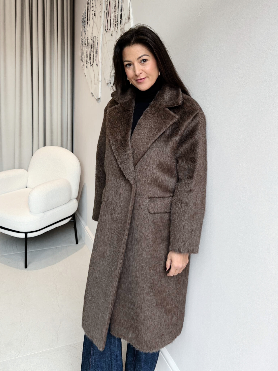Długi brązowy płaszcz z kolekcji premium Aleksandra Markowska, perfekcyjnie dopasowany do stylu smart casual – doskonały na co dzień, do biura i na popołudniowe wyjścia.