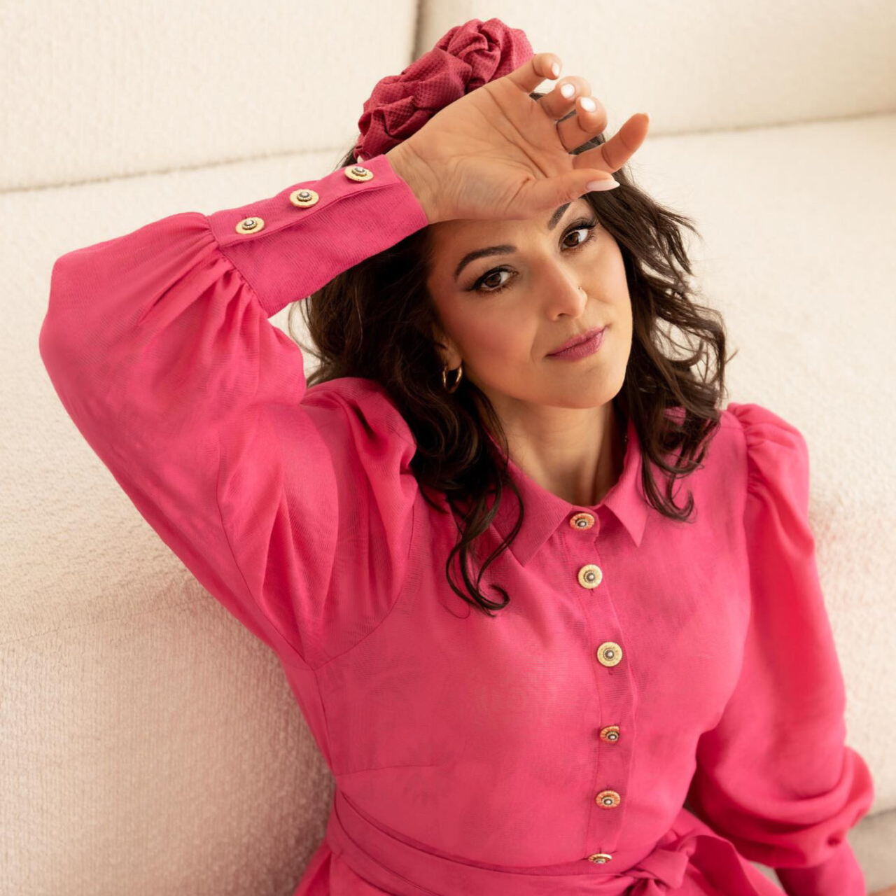 Aleksandra Markowska i kobiecy look w intensywnym różu – portret w sukience z bufiastym rękawem i eleganckim kołnierzykiem.