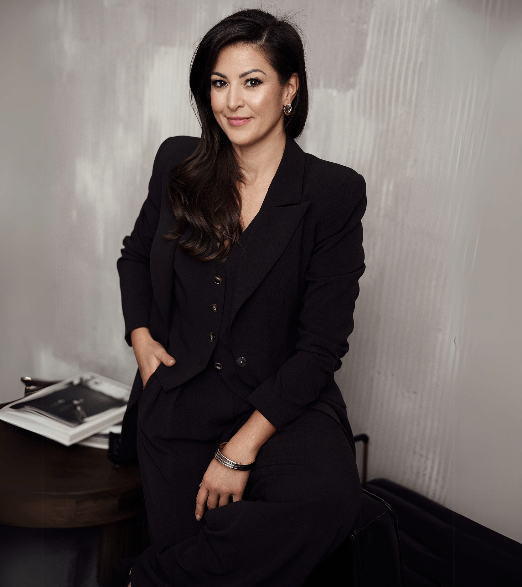 Aleksandra Markowska i elegancja w total black look – minimalistyczny garnitur z kamizelką, luźny krój spodni, idealny na spotkania biznesowe i ważne okazje.